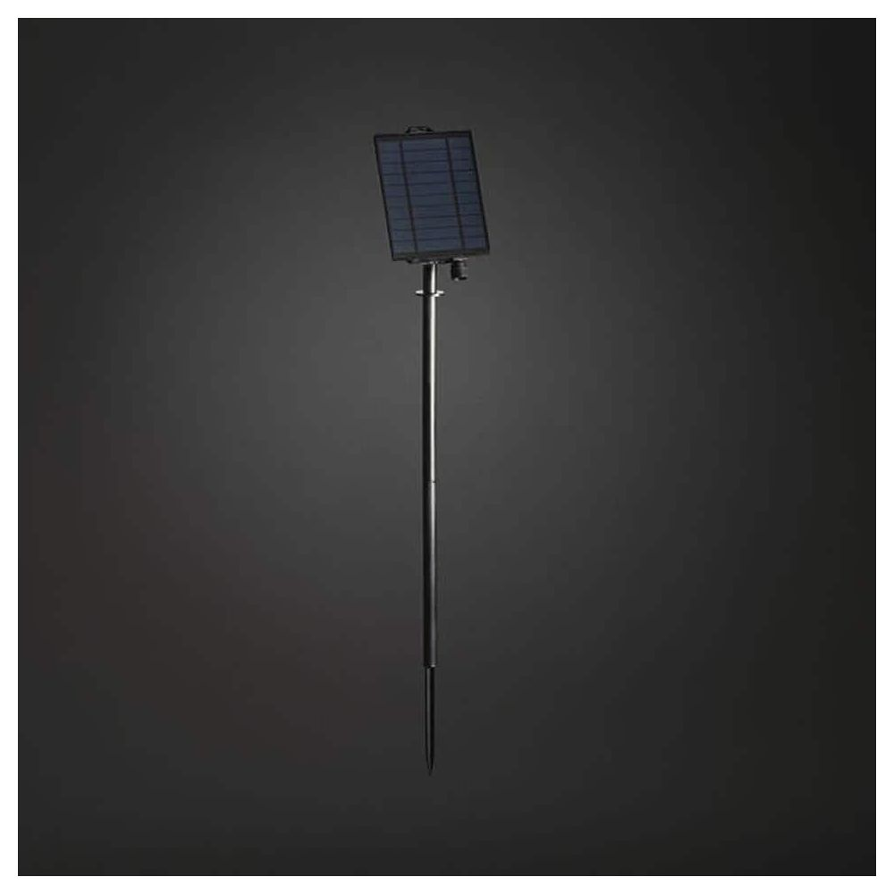 Eine schwarze Solarleuchte an einem langen Stab vor dunkelgrauem Hintergrund.