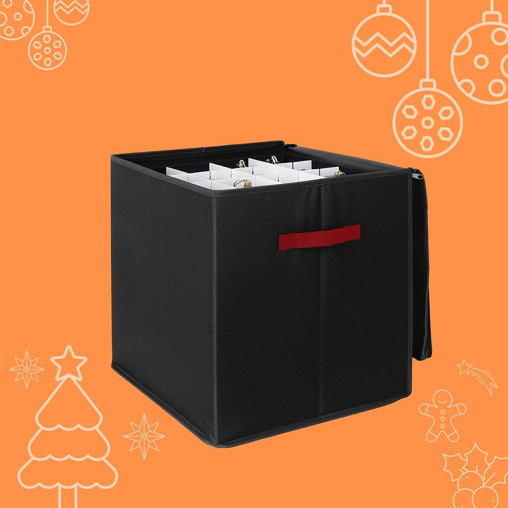 Schwarze Aufbewahrungsbox mit rotem Griff vor einem orangefarbenen Hintergrund mit Weihnachtsmotiven.