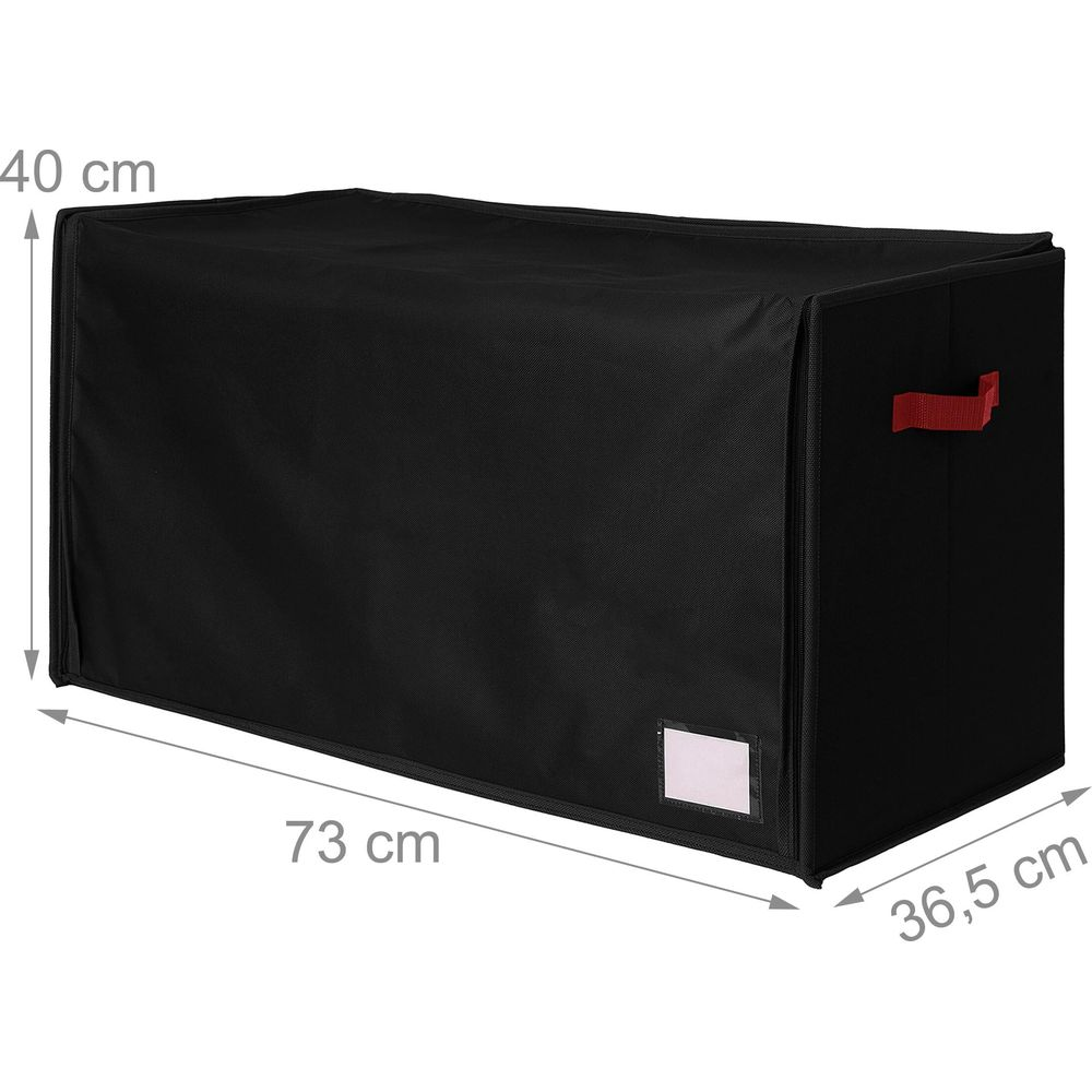 Eine schwarze Aufbewahrungsbox mit 73 cm Länge, 36,5 cm Breite und 40 cm Höhe und rotem Seitengriff.