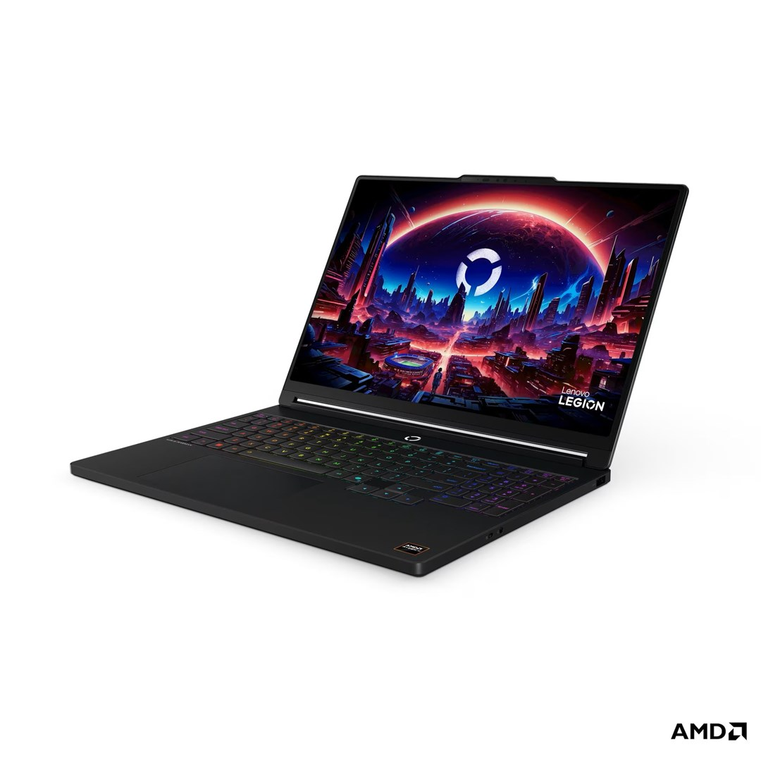 Czarny laptop Lenovo Legion z podświetlaną klawiaturą i tapetą przedstawiającą futurystyczne miasto.