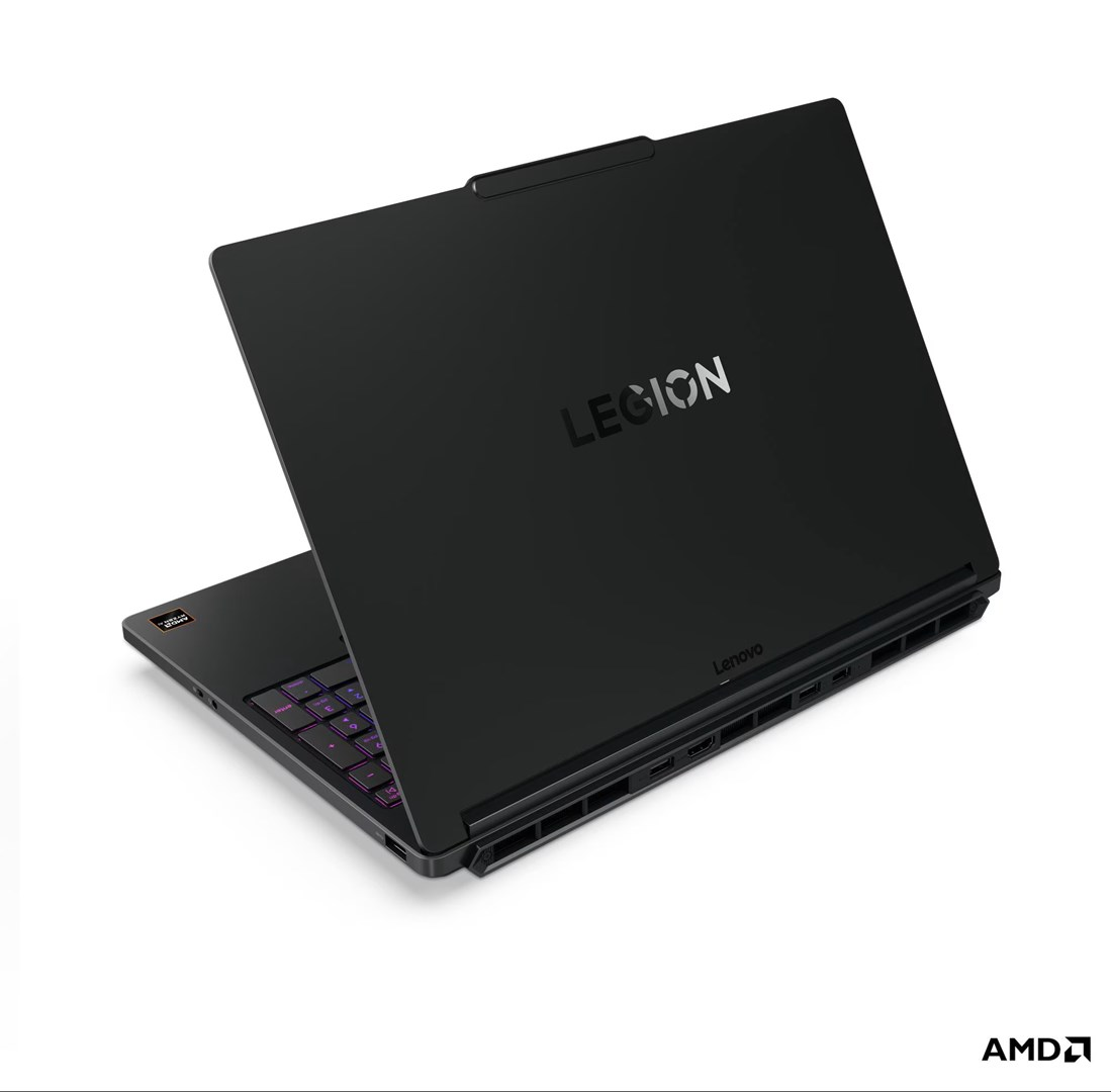 Czarny laptop Lenovo Legion z podświetlaną klawiaturą na białym tle.