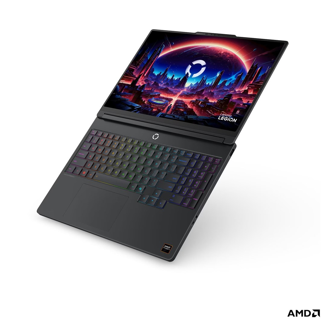 Czarny laptop Lenovo Legion z podświetlaną klawiaturą RGB i futurystyczną tapetą miasta.