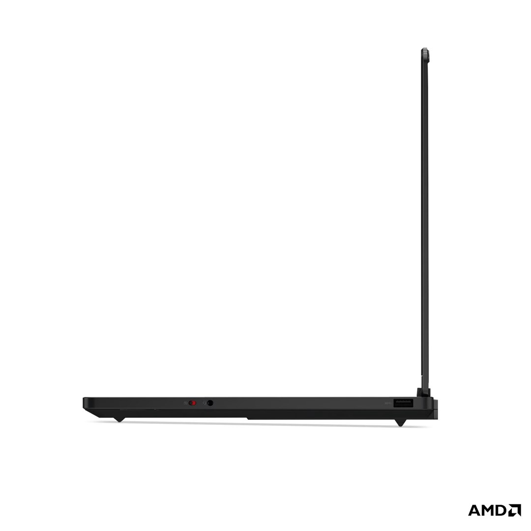 Widok z boku zamkniętego czarnego laptopa na białym tle z logo AMD.