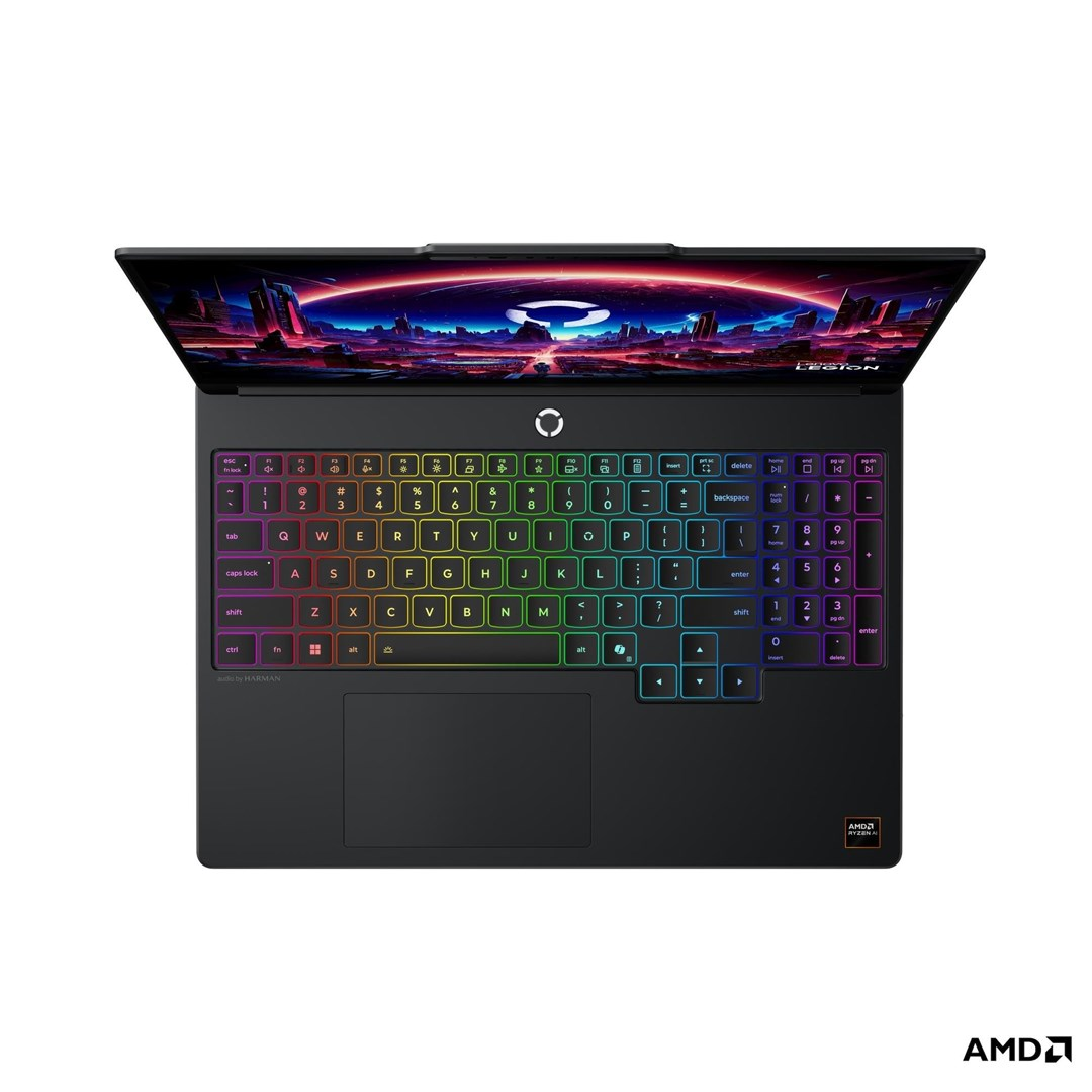Widok z góry na czarny laptop z kolorowo podświetlaną klawiaturą i futurystycznym miastem na ekranie.