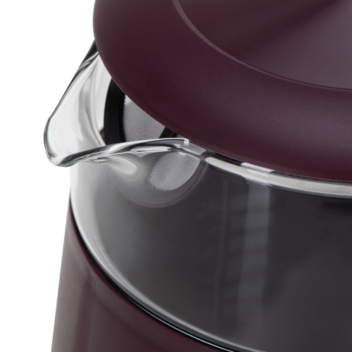 Nahaufnahme einer Teekanne aus Glas mit bordeauxrotem Deckel und integriertem Sieb.