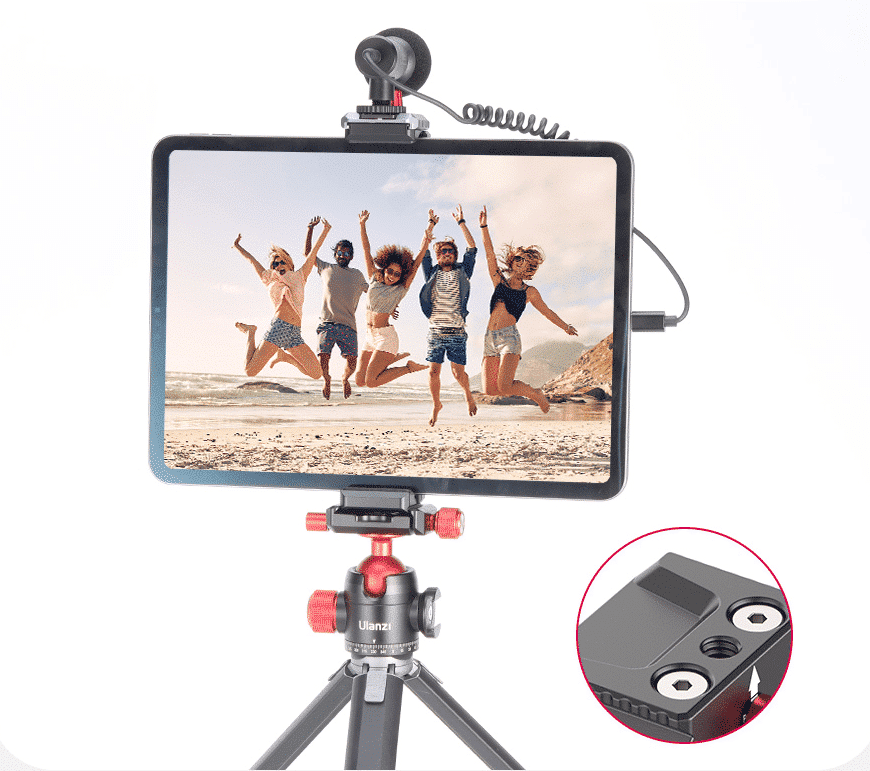 Een tablet op statief toont een strandfoto met microfoon en een inzet met schroefgaten.