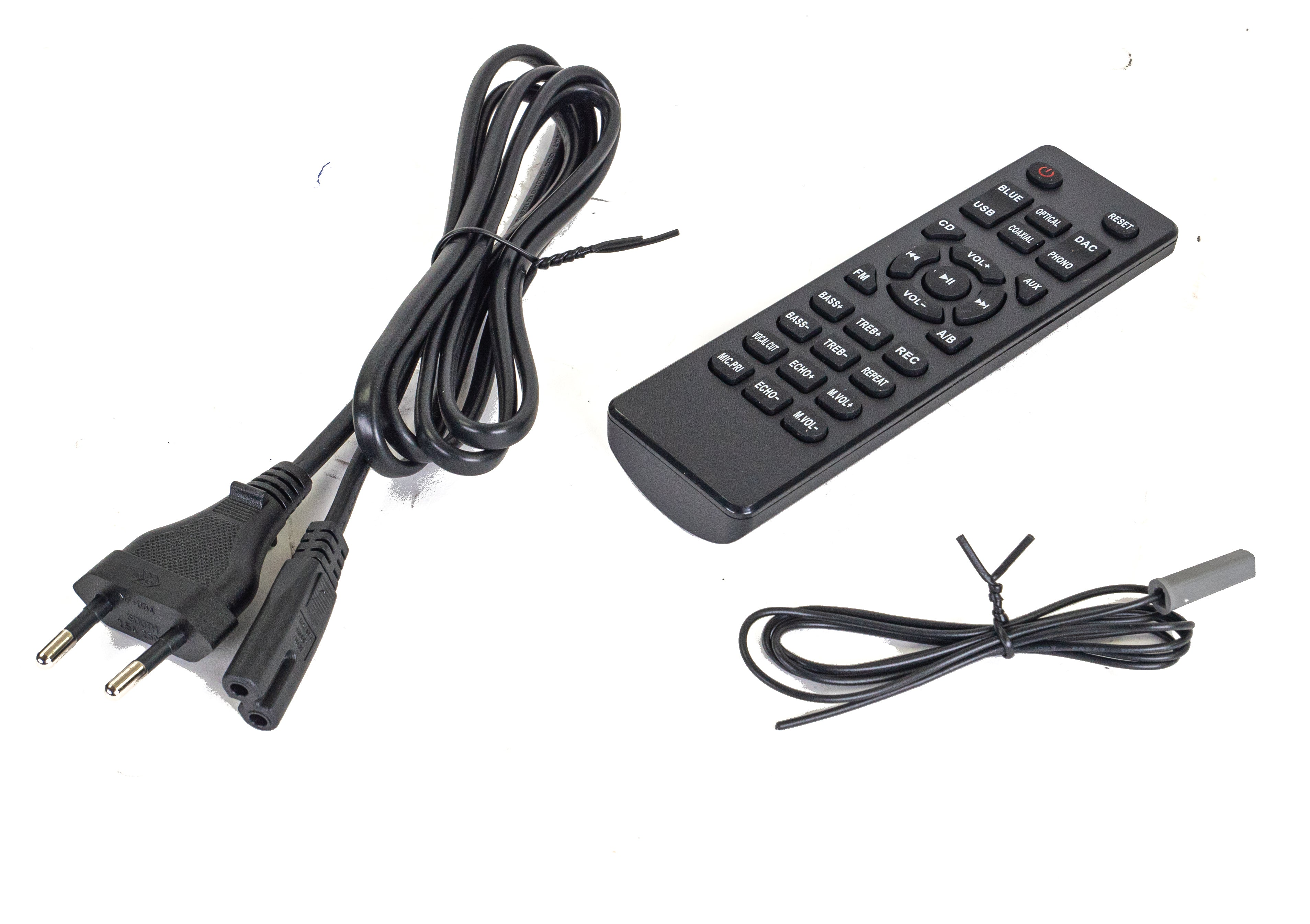 Eine schwarze Fernbedienung, ein gewickeltes Netzkabel mit Stecker und ein kleineres schwarzes Kabel liegen auf weißem Grund.