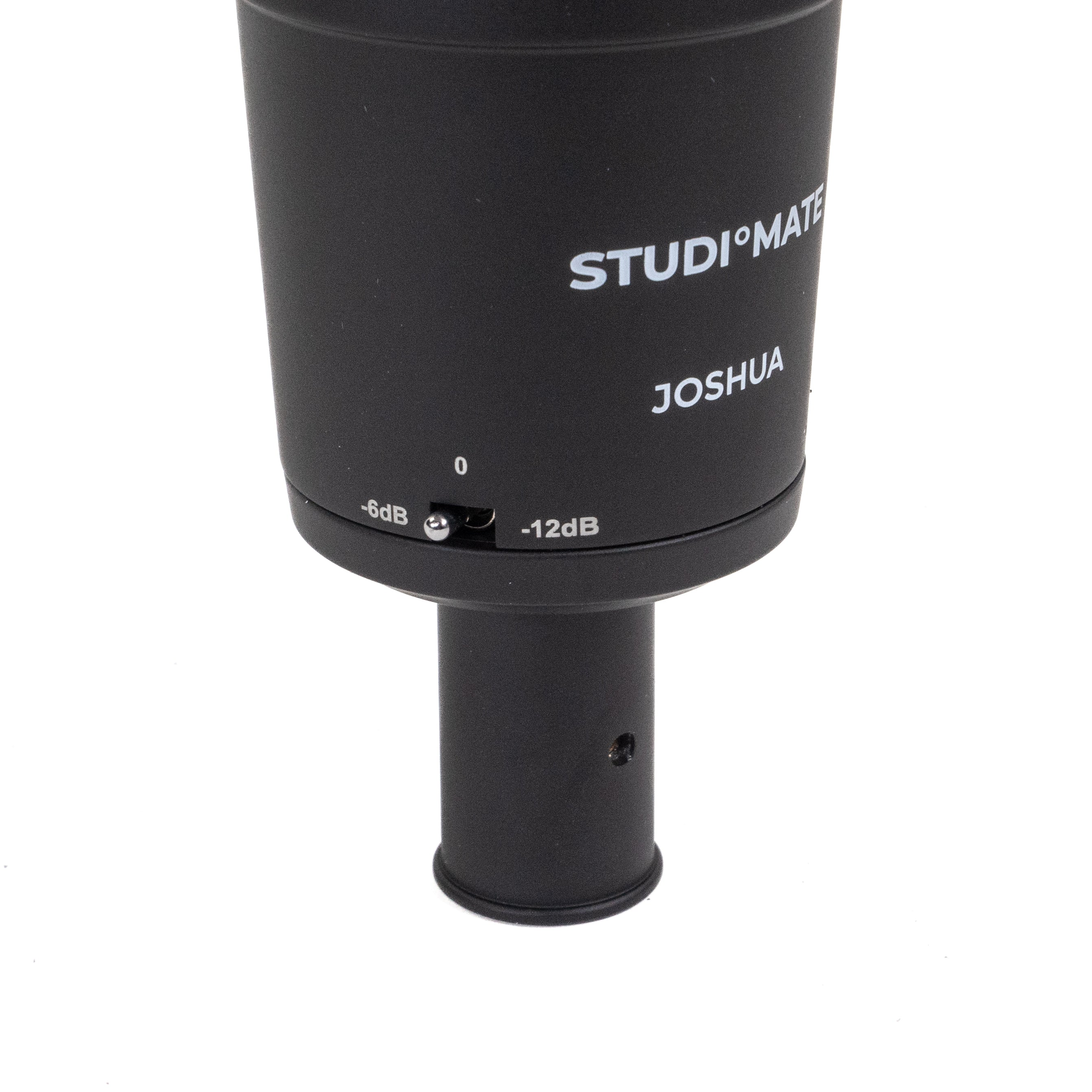 Unterer Teil eines schwarzen Studio-Mate-Mikrofons mit dB-Schalter auf weißem Grund.