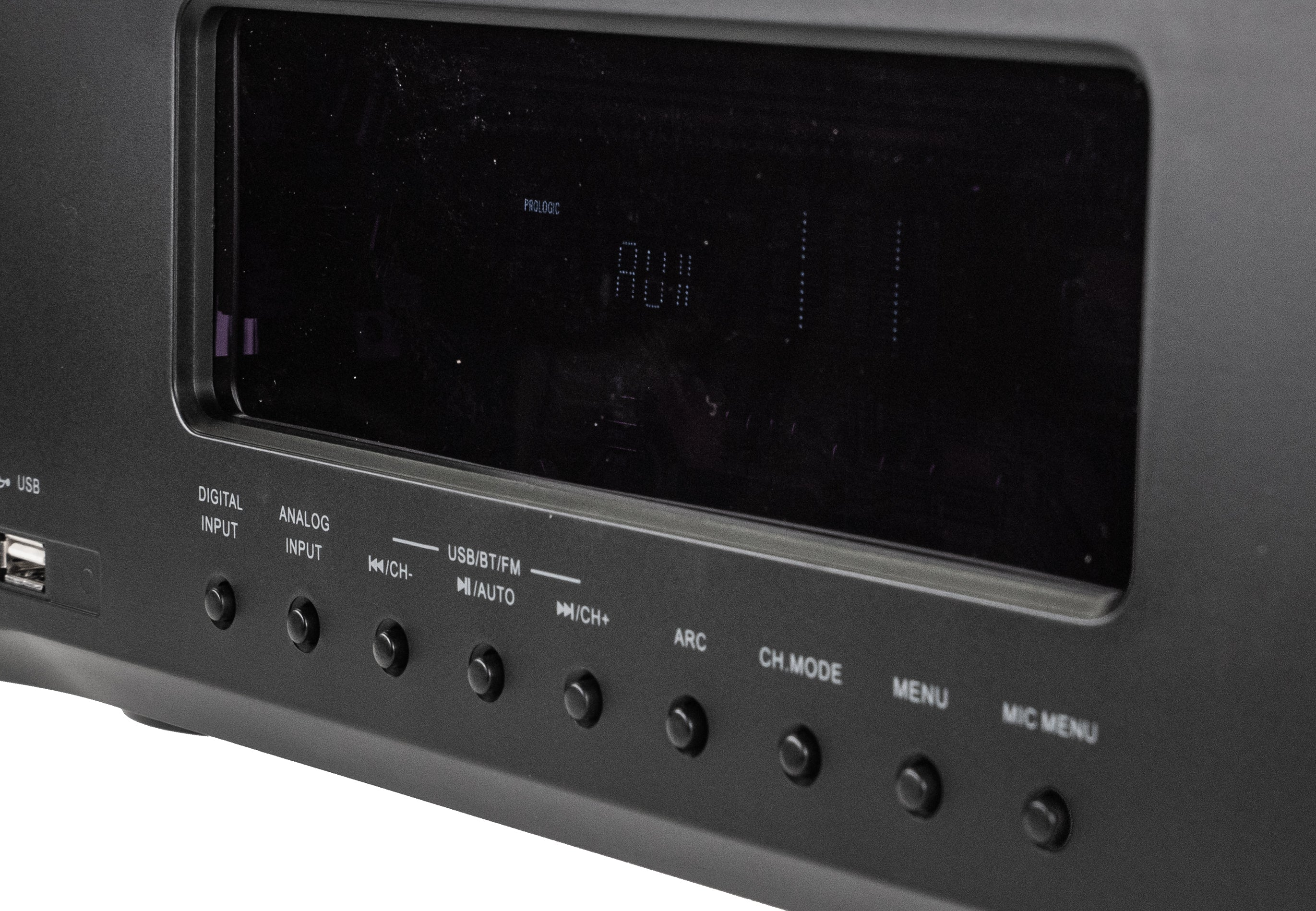 Frontplatte eines schwarzen Audiogeräts mit digitalem Display und verschiedenen Funktionstasten.