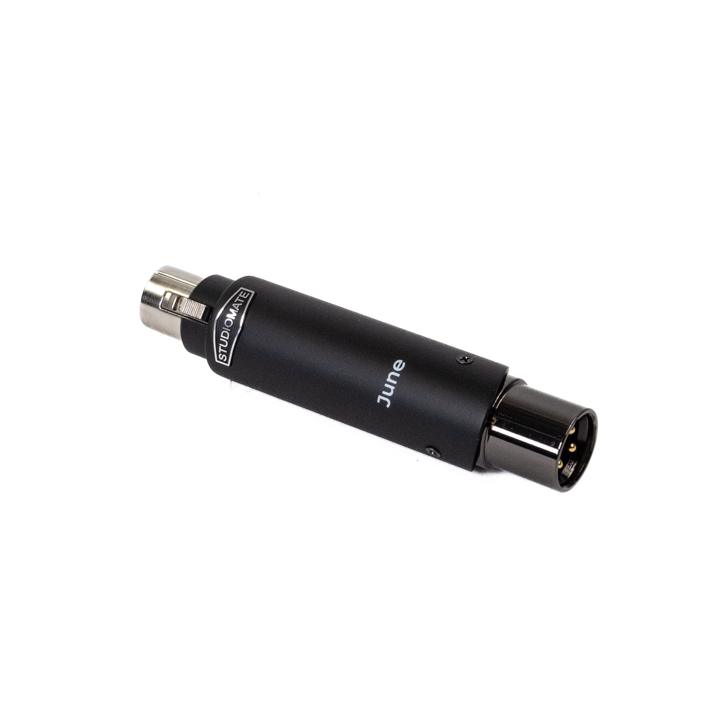 Ein schwarzer XLR-Adapter mit der Aufschrift Studiomate und June auf weißem Grund.