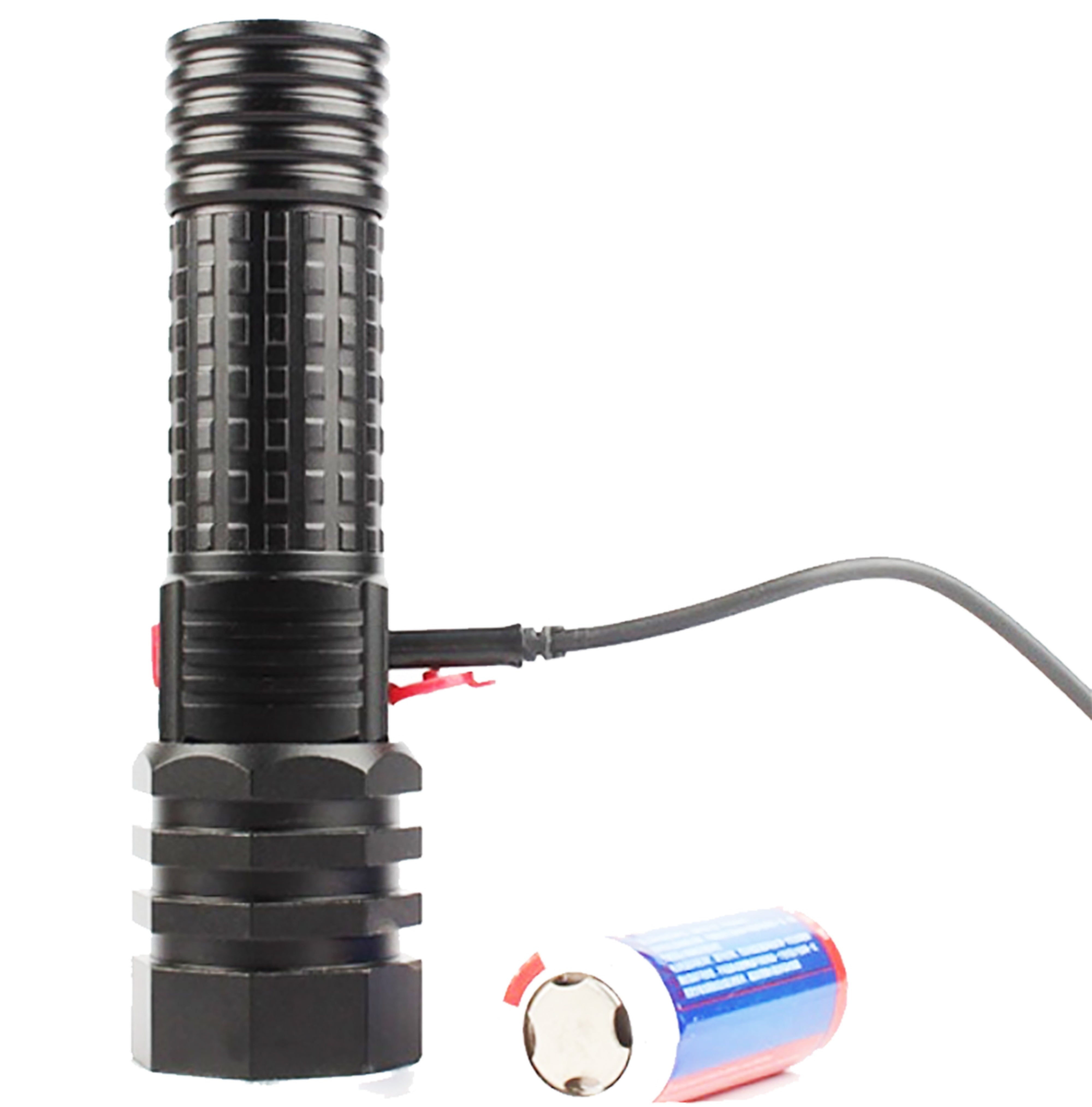 Eine schwarze Taschenlampe mit seitlichem Ladekabel steht senkrecht neben einer Batterie.