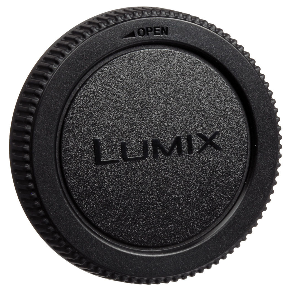 Schwarzer Lumix-Kameraobjektivdeckel mit geripptem Rand auf weißem Hintergrund.
