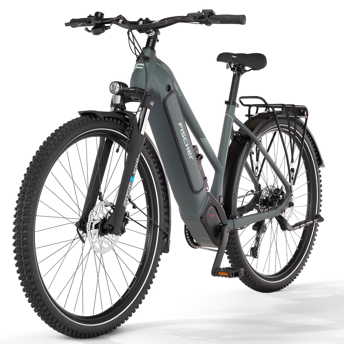 Ein graues Fischer Elektrofahrrad mit Stollenreifen, Gepäckträger und Scheinwerfer vor weißem Hintergrund.