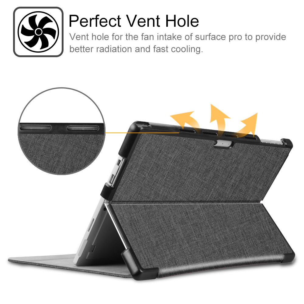 Tablet in einer Hülle mit Lüftungsloch und Text. Die Hülle ist geöffnet, abgewinkelt.