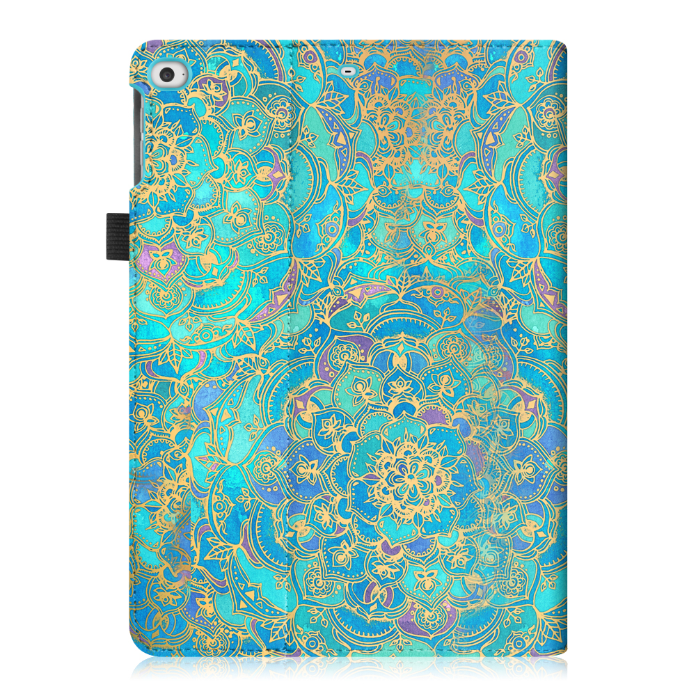 Tablet-Hülle mit blauem und goldenem Mandala-Design. Geschlossen, mit schwarzem Riemen.