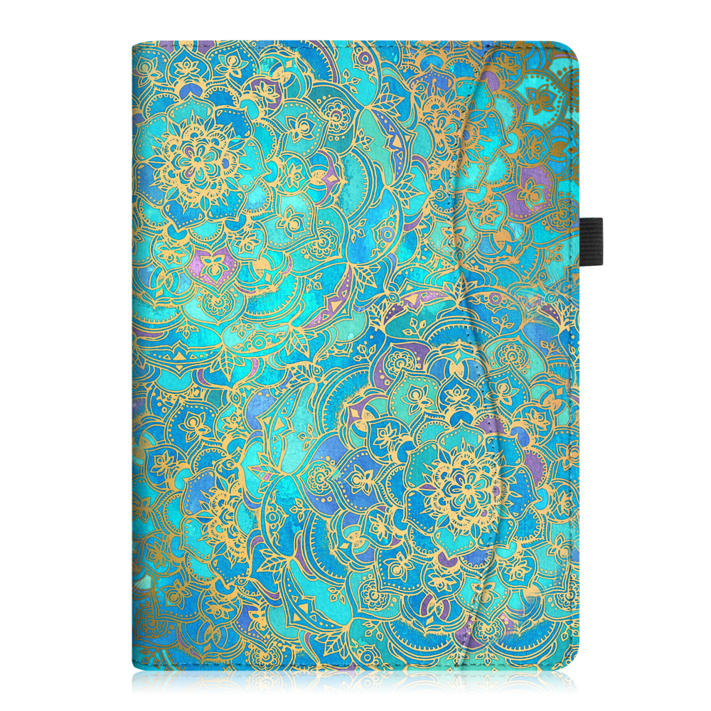 Blau-gold gemusterte Tablethülle. Die Hülle hat ein dekoratives Blumendesign. Weißer Hintergrund.