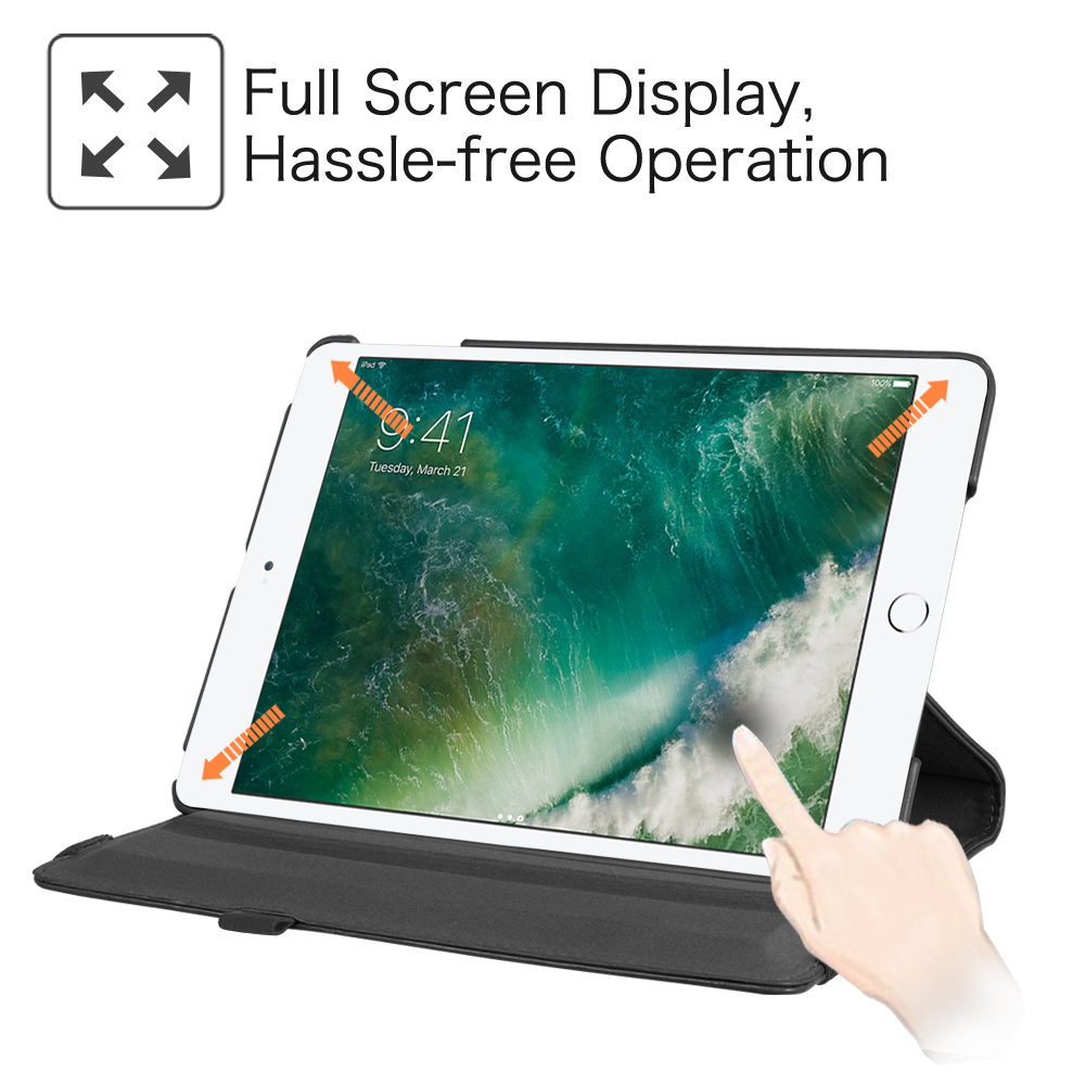 Ein iPad in einer schwarzen Hülle, Finger berührt den Bildschirm. Pfeile zeigen die Vollbildanzeige an.