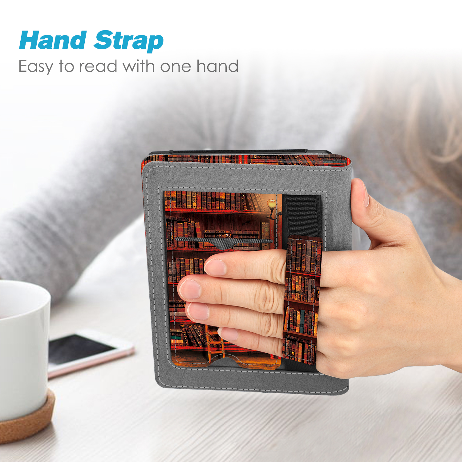Eine Hand hält einen grauen E-Reader mit einem Bibliotheksbild. Ein schwarzer Riemen sichert die Hand.