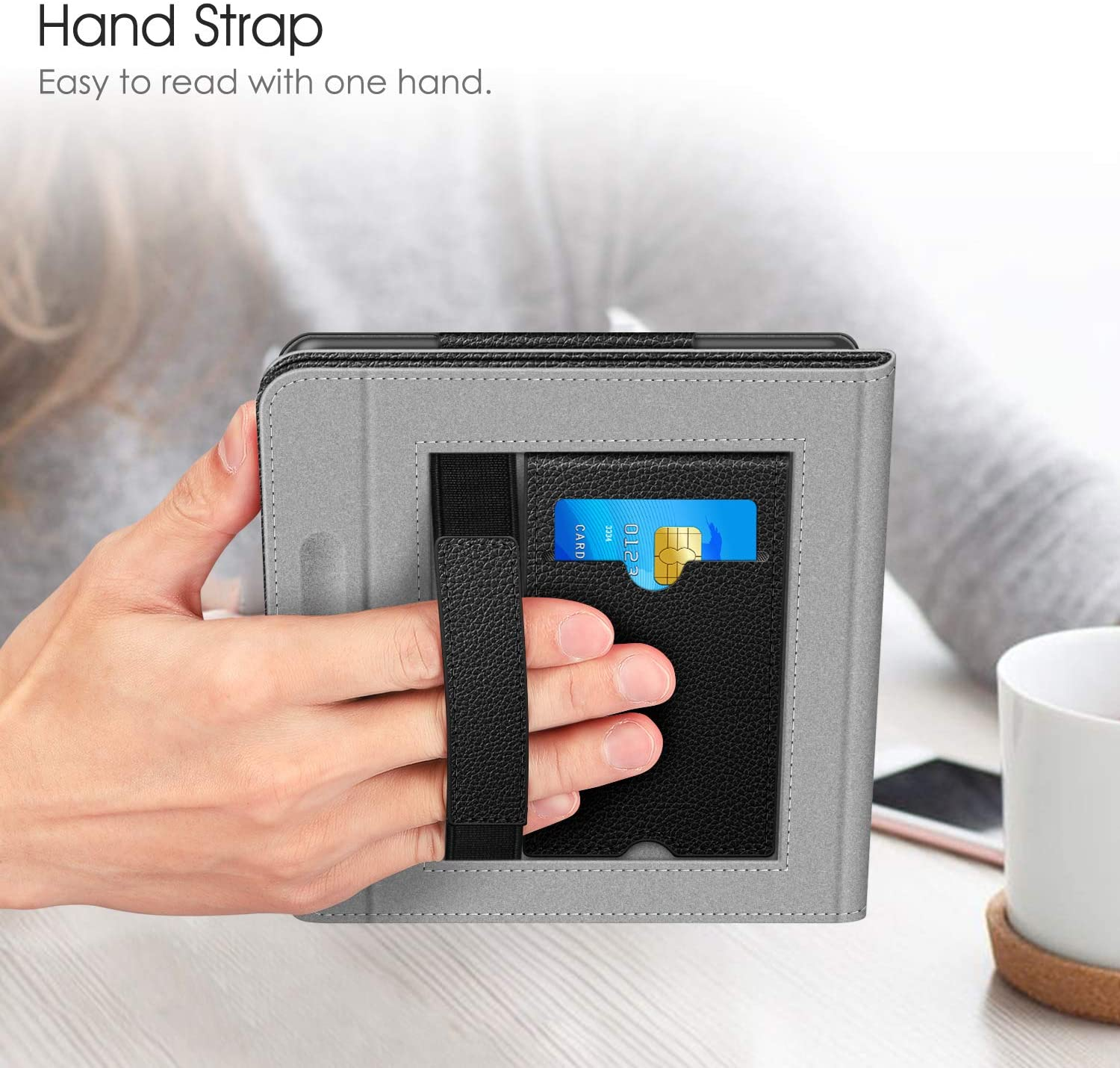 Hand hält eine Tablethülle. Die Hülle ist offen und zeigt ein Tablet und eine Kreditkarte in einer Tasche.