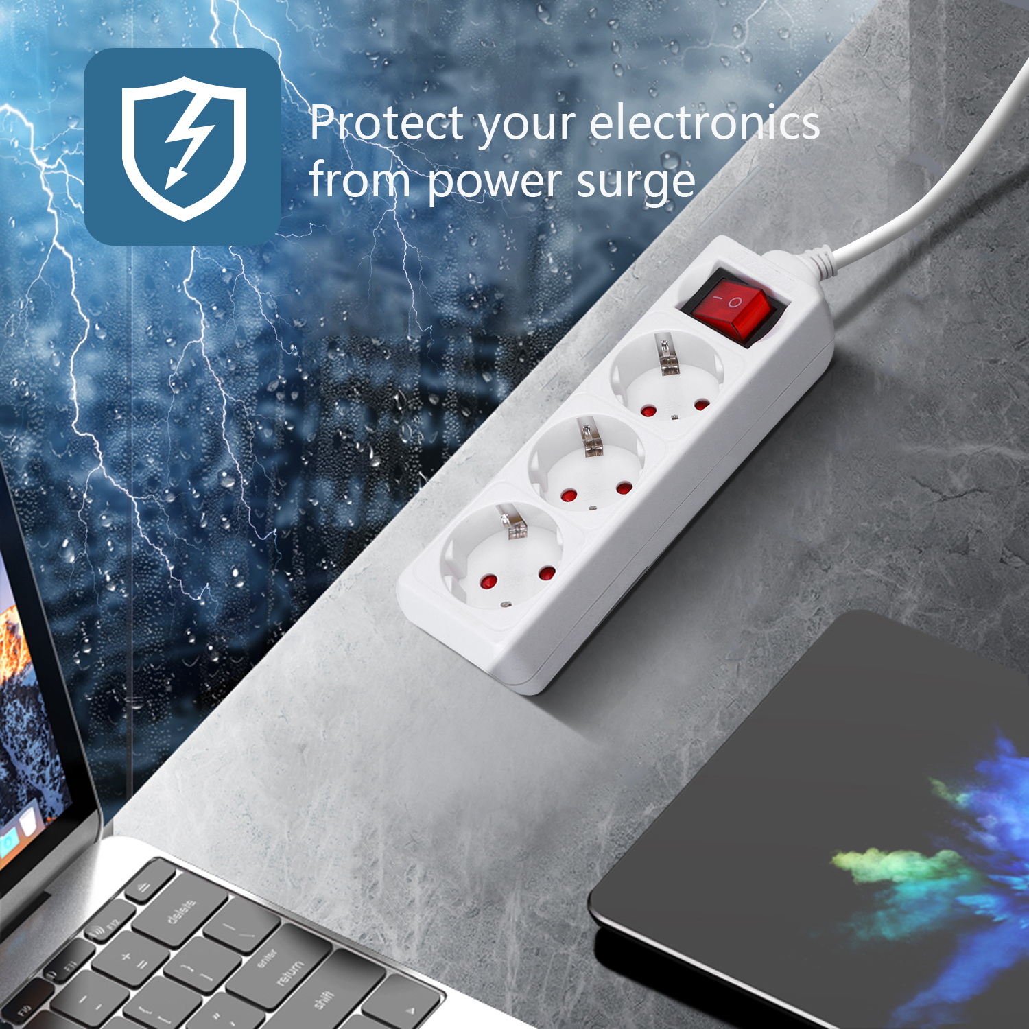 Weiße Steckdosenleiste mit rotem Schalter, verbunden mit Laptop und Tablet. Text: Schützen Sie Elektronik.