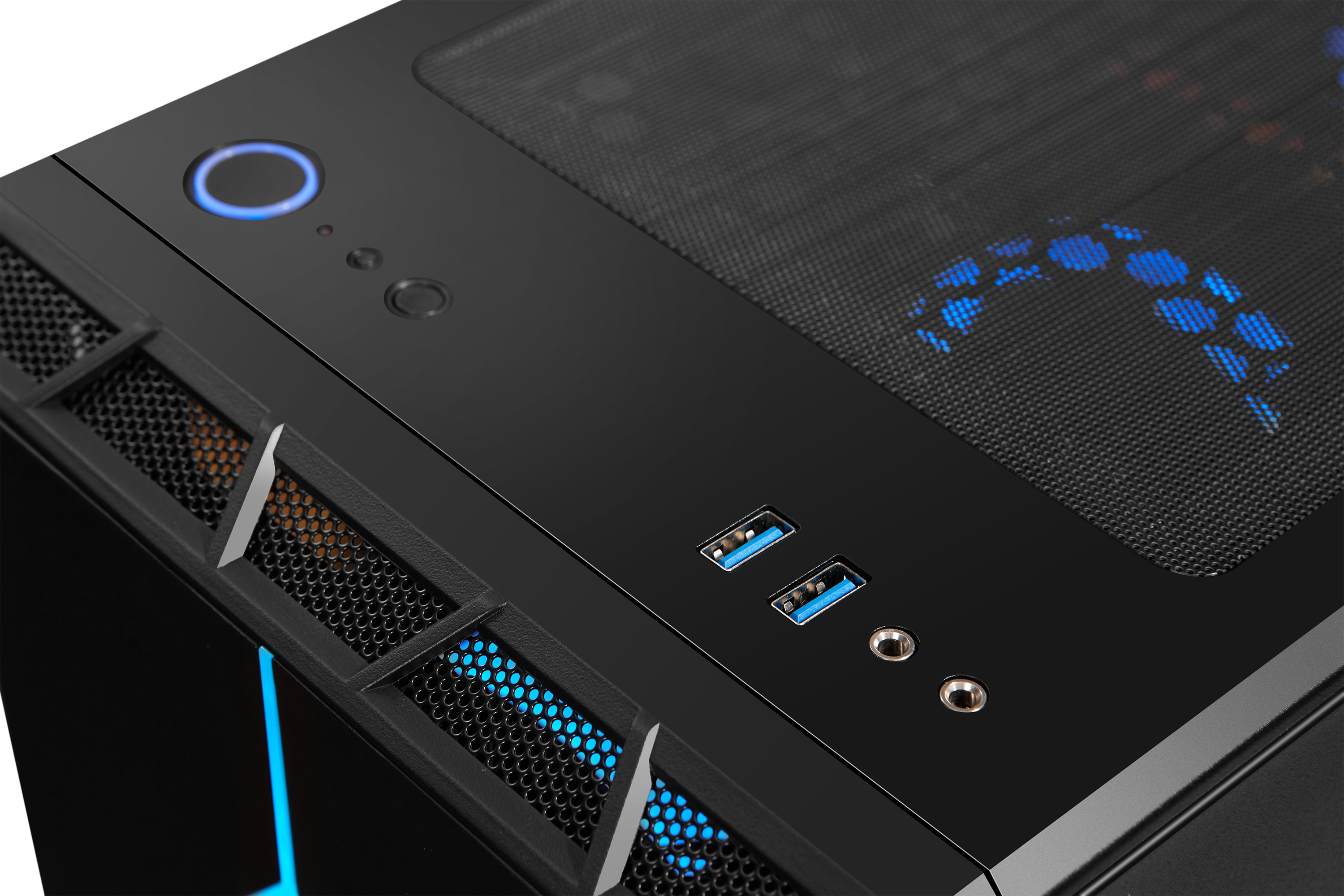 Nahaufnahme eines schwarzen Computergehäuses mit blauen Lichtern und Anschlüssen.