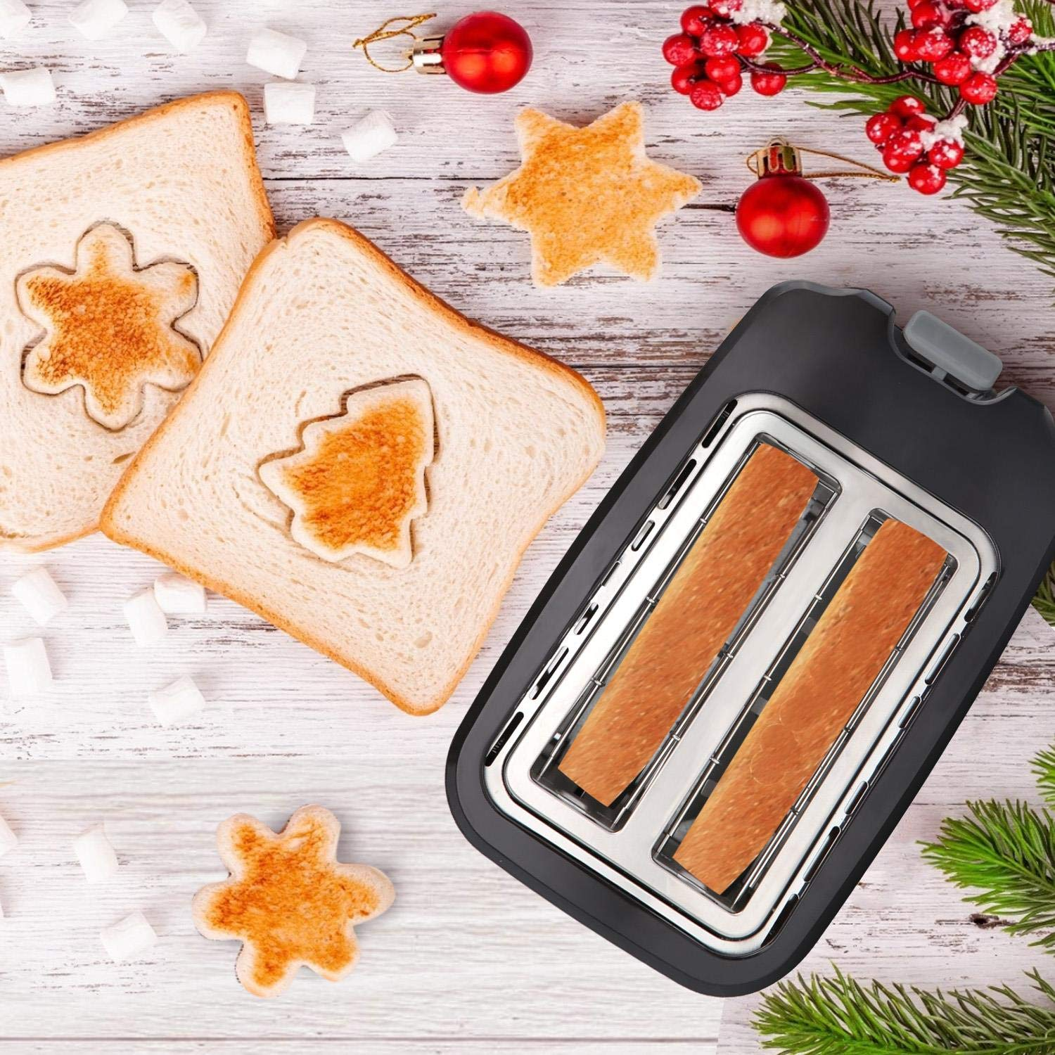 Viene mostrato un tostapane con pane tostato, tagliato a forma di albero di Natale e stella.
