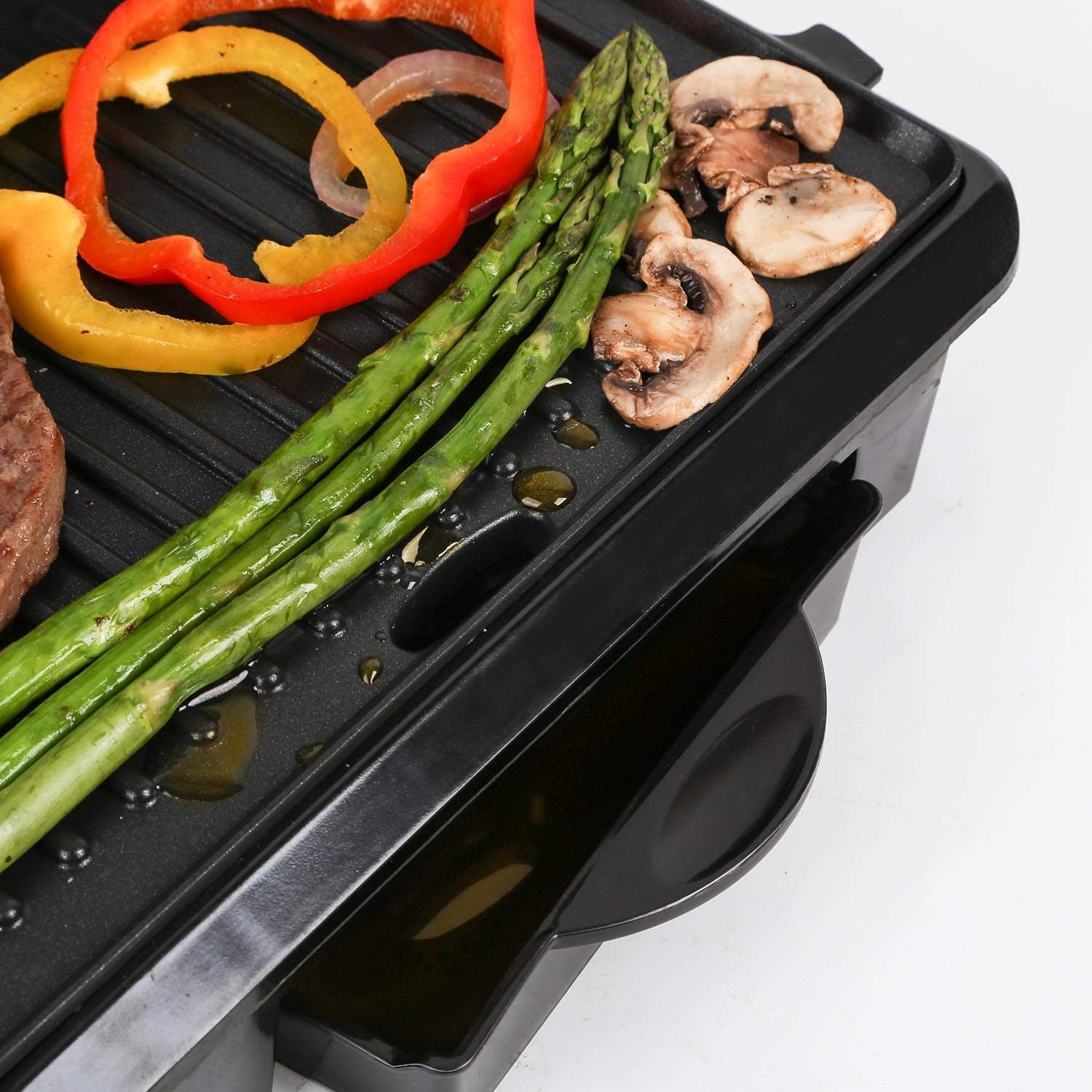 Griglia con verdure: asparagi, funghi, peperoni e vaschetta dell'olio.