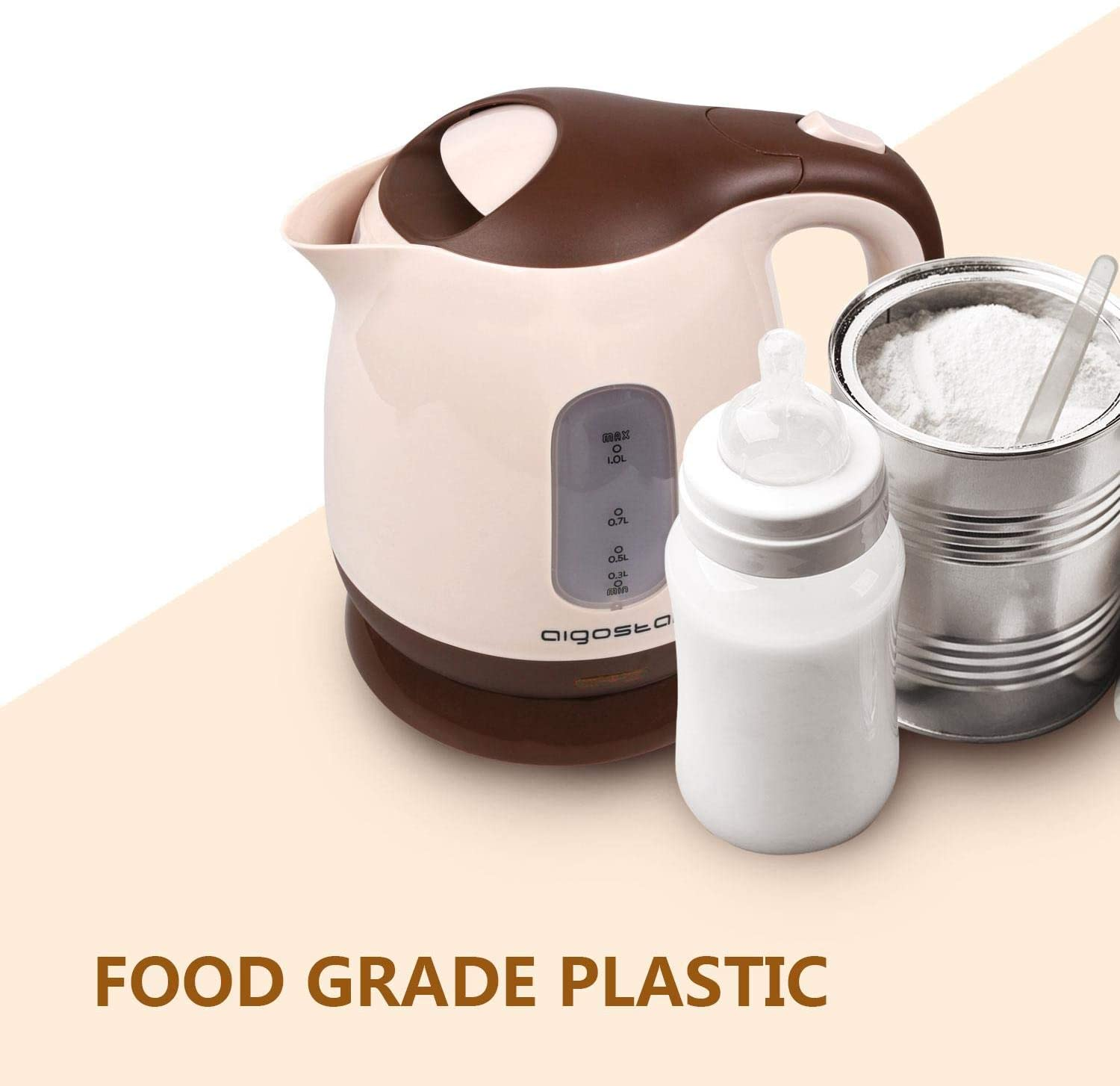 Bollitore e biberon con latte e lattina di latte artificiale. Il testo recita 'Food Grade Plastic'.