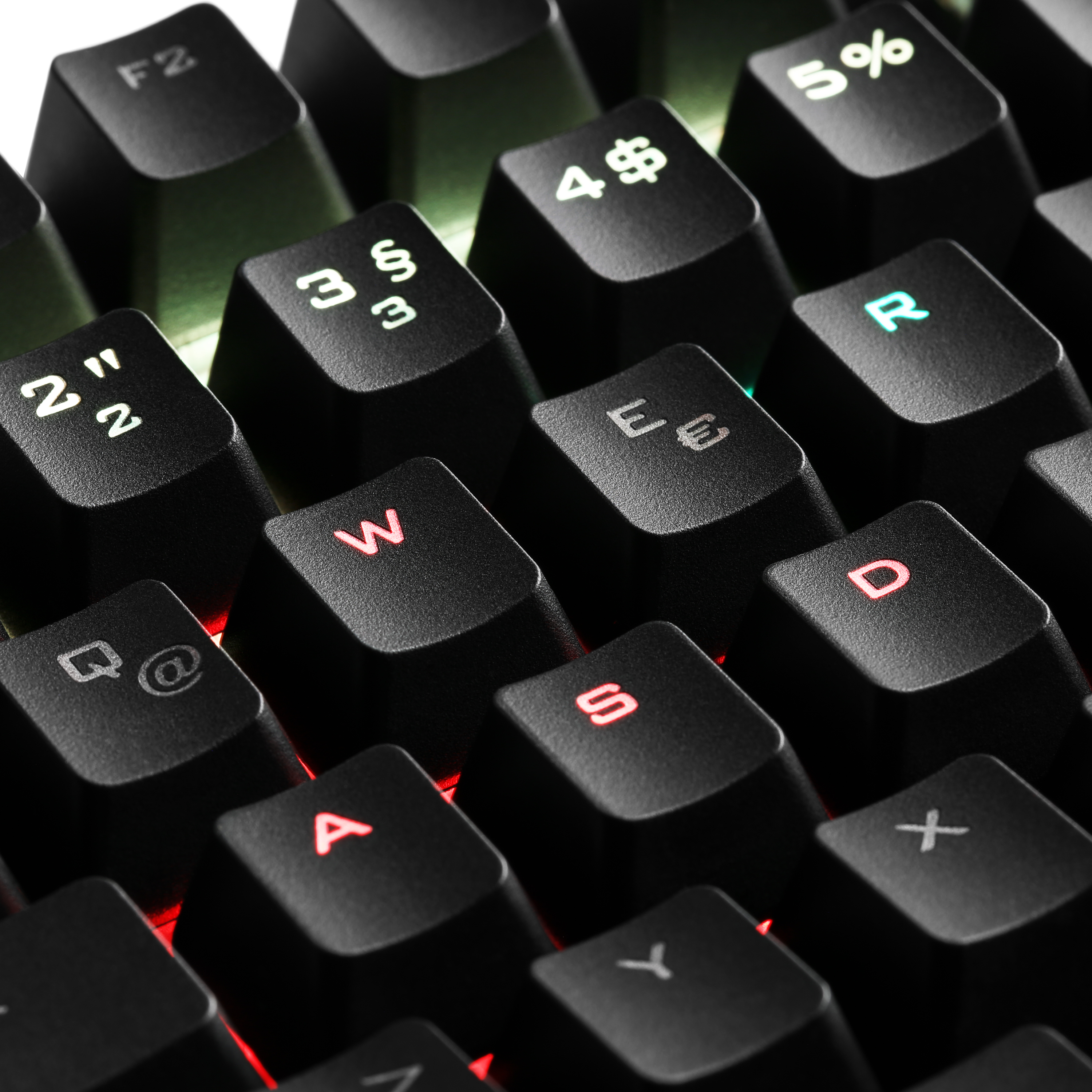 Nahaufnahme einer schwarzen Tastatur mit hintergrundbeleuchteten Tasten. Die Tasten sind schwarz mit roter und grüner Beleuchtung.