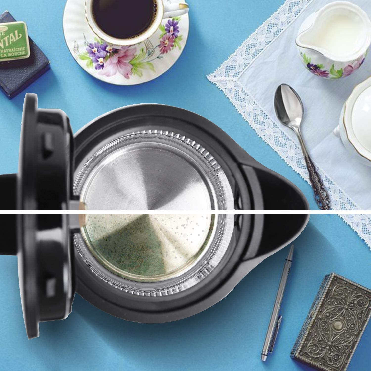 Bollitore nero con coperchio aperto, all'interno un filtro per tè verde, accanto a una tazza.