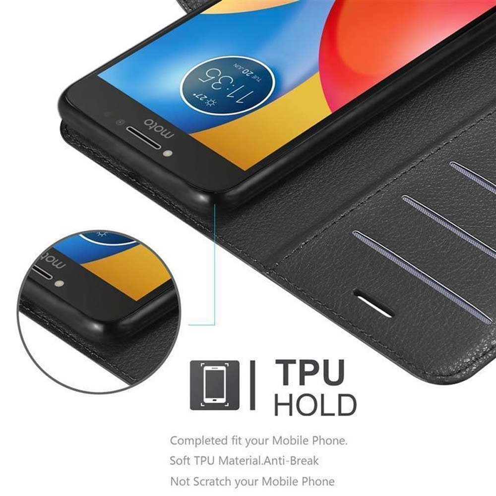 Ein Telefon in einer Hülle zeigt eine Uhr auf dem Bildschirm an. Die Hülle ist schwarz, und das Telefon liegt auf einem Tisch.