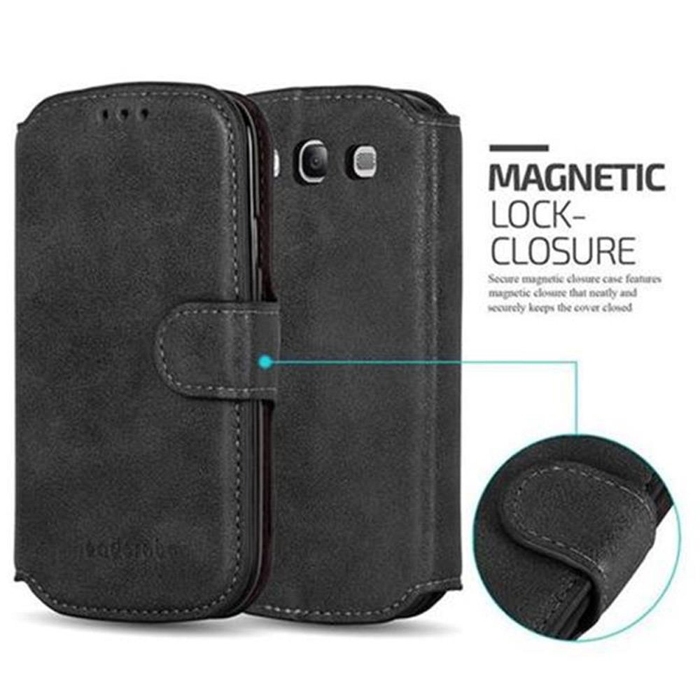 Funda negra con cierre magnético. Muestra los detalles del cierre.