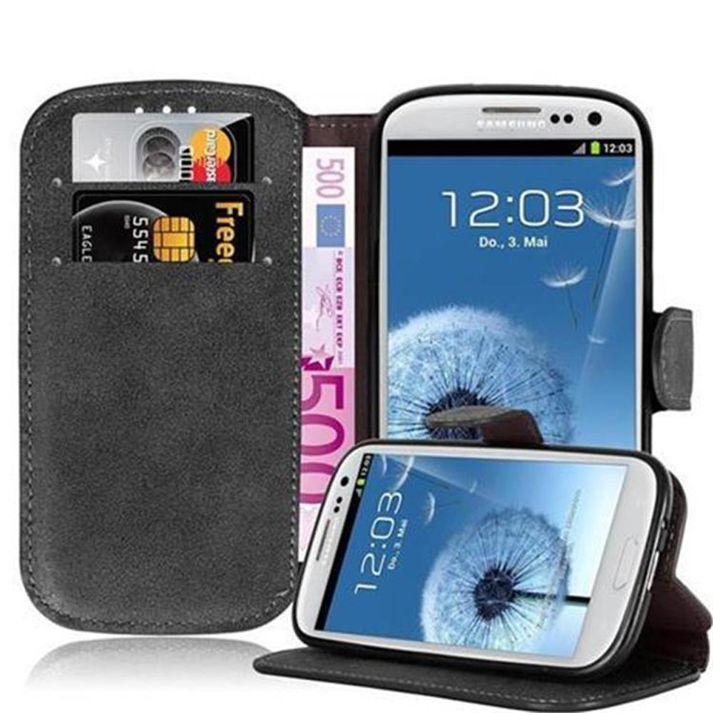 Un teléfono inteligente con una funda de billetera. La billetera incluye tarjetas y efectivo. El teléfono muestra la hora.
