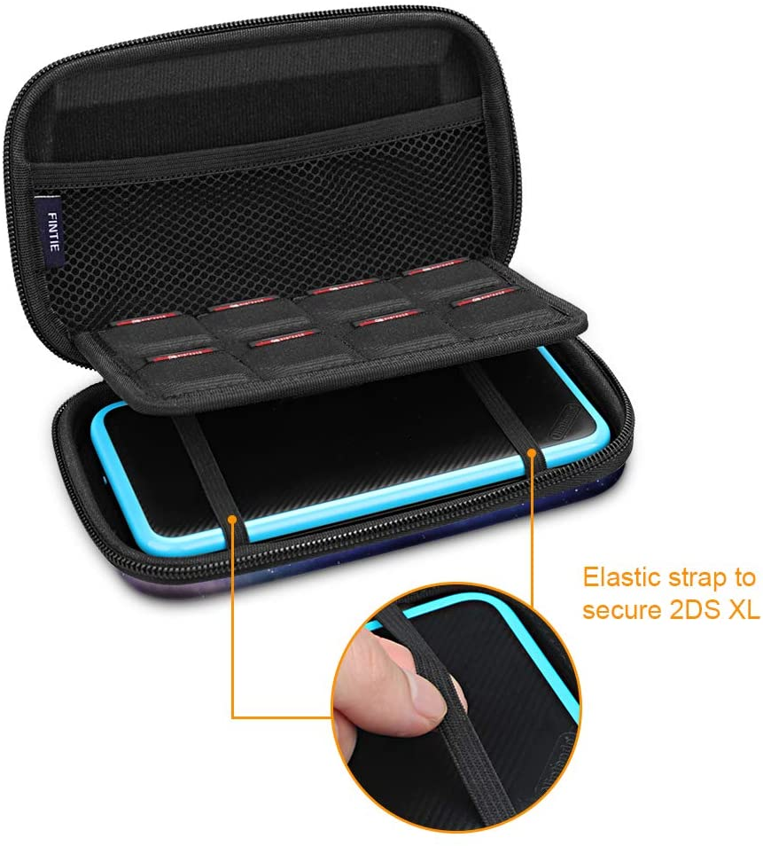 Offene schwarze und blaue 2DS XL-Hülle. Enthält Spielkartenfächer und eine Konsole, die mit einem Gummiband gesichert ist.