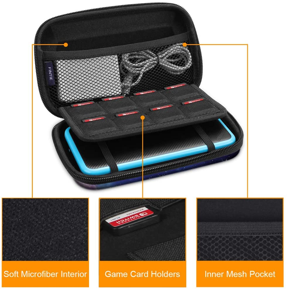 Ein schwarzes Etui enthält eine Spielkonsole, Spielkarten und Zubehör. Es hat ein weiches Innere.