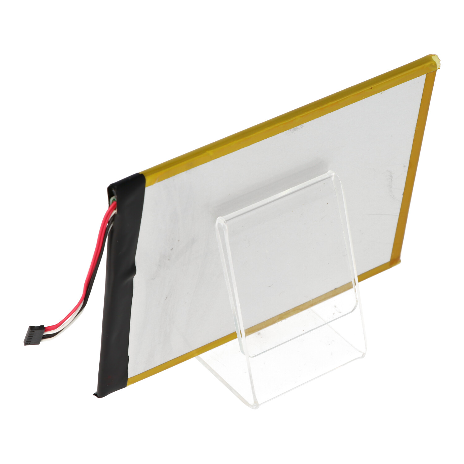 Rechteckige Batteriezelle mit weißer Oberseite und goldener Zierleiste, auf einem Ständer.
