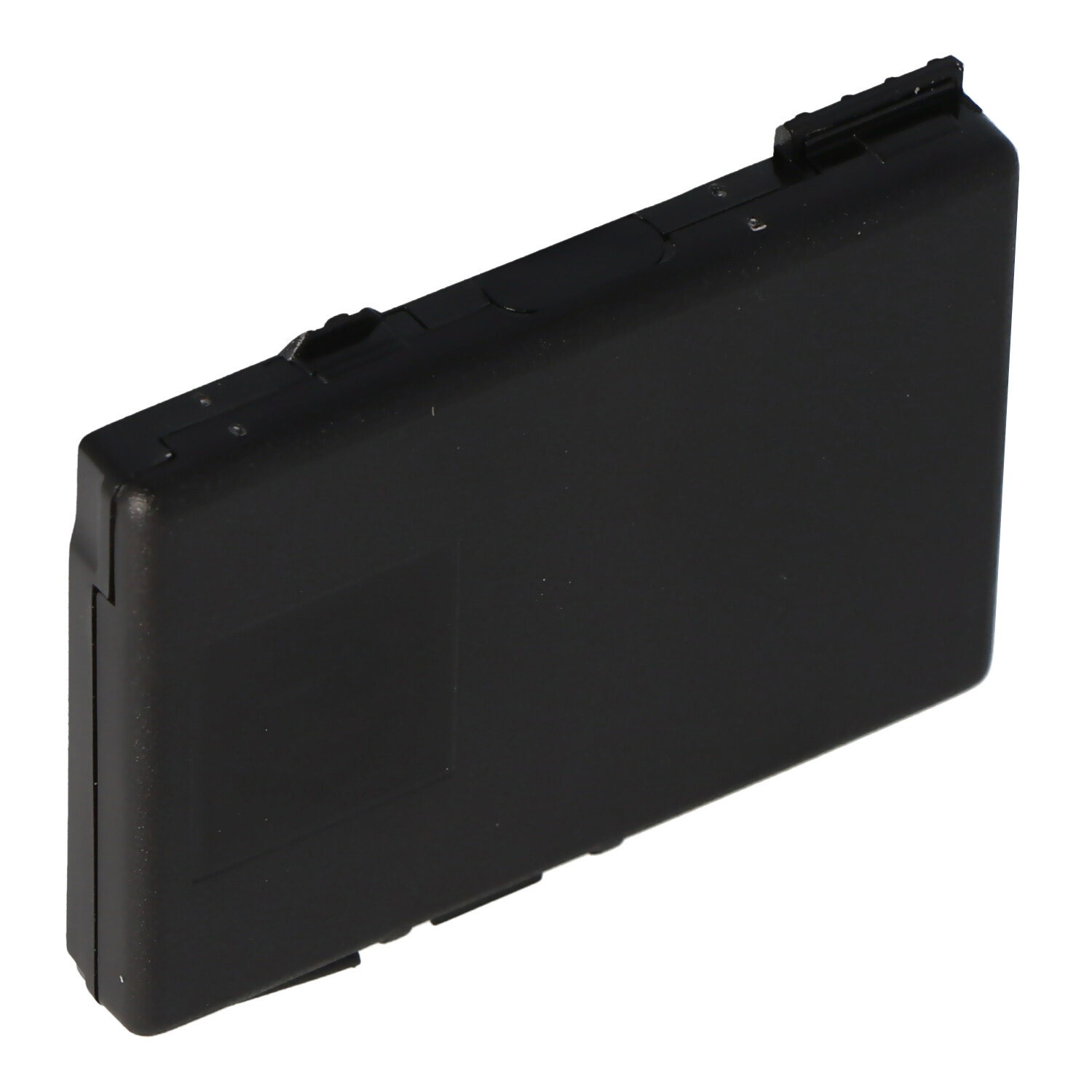 Schwarzes Batteriefach mit schwarzem Deckel. Weißer Hintergrund.