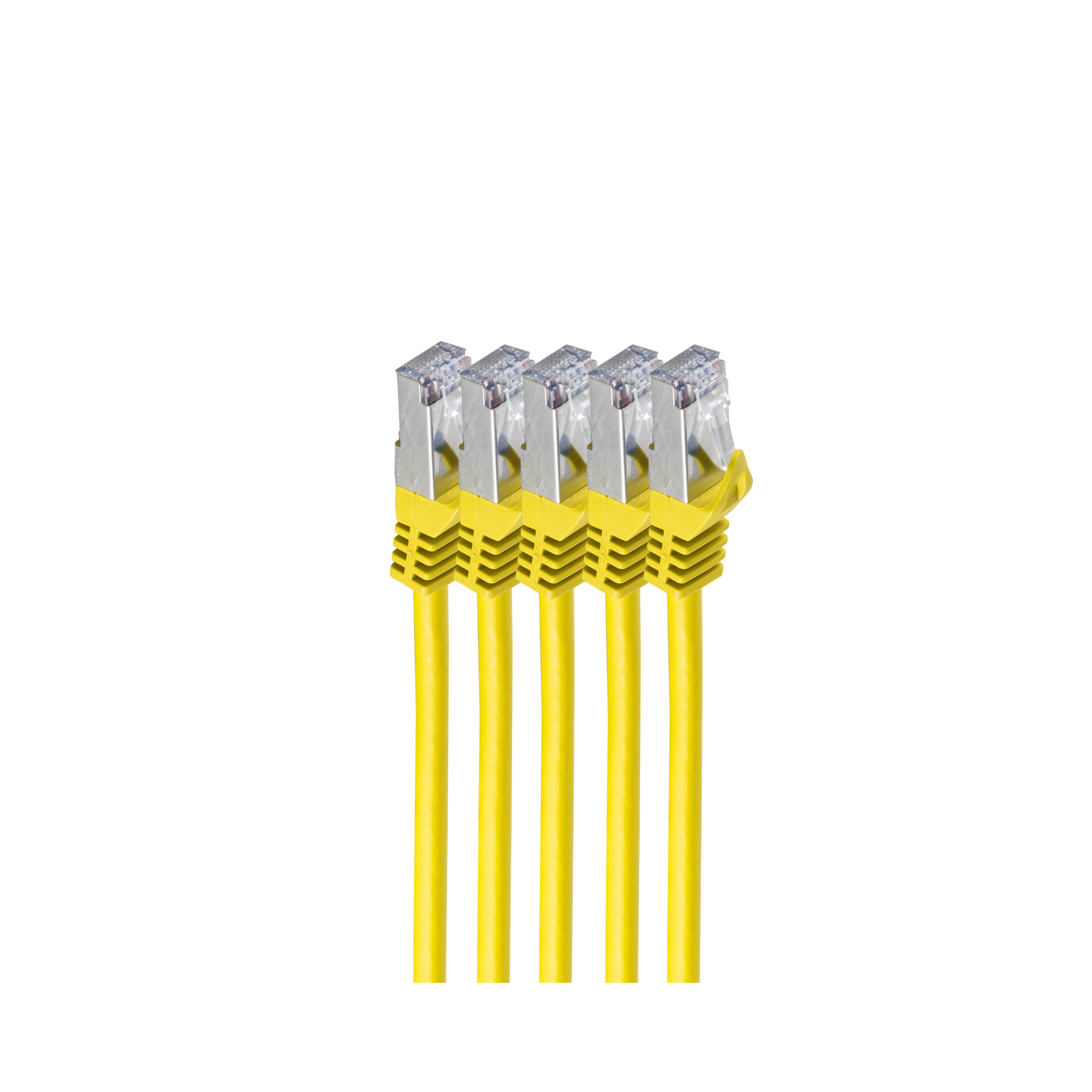 Cinque cavi Ethernet gialli su sfondo bianco.