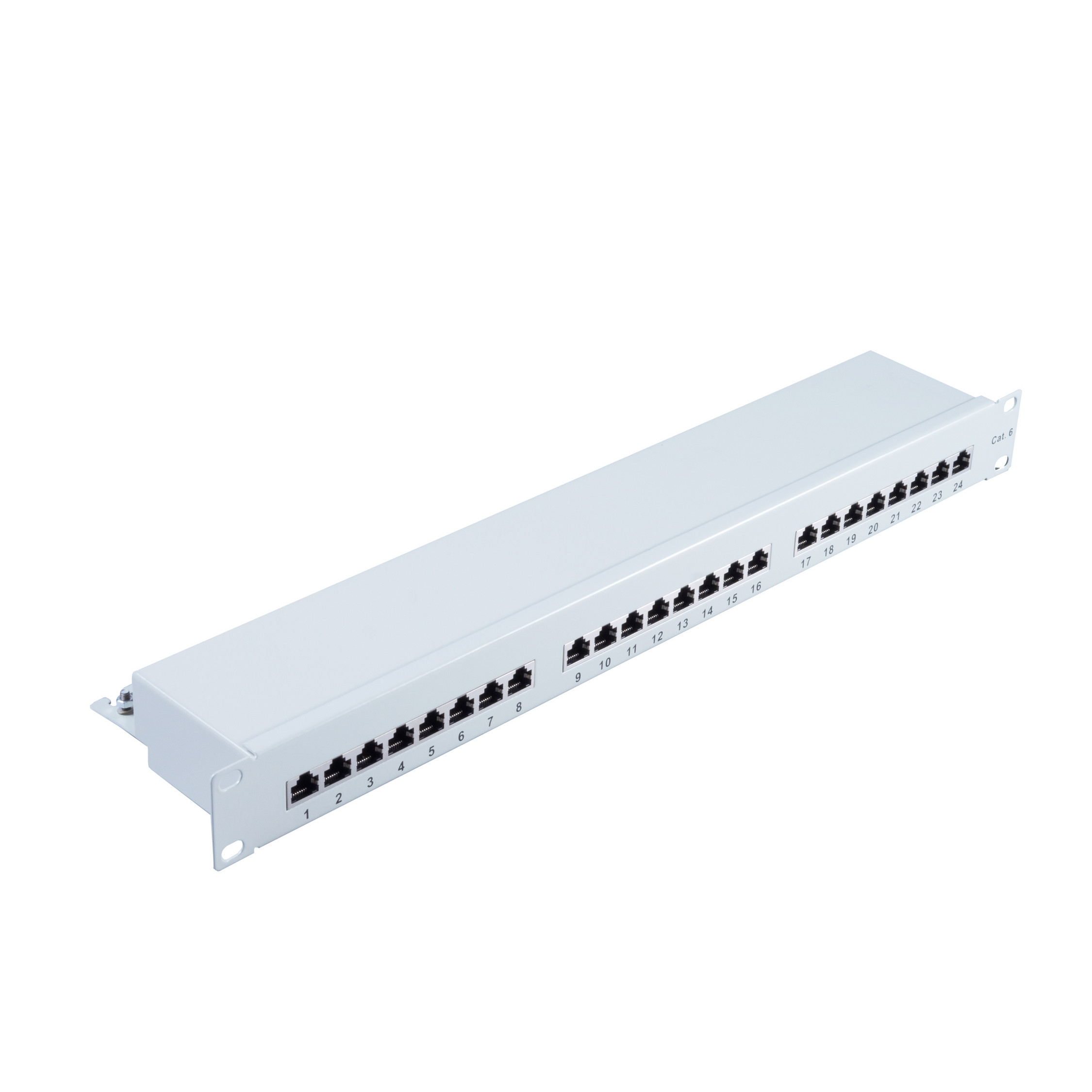 Ein weißes Patchpanel mit zahlreichen Anschlüssen, vor weißem Hintergrund.