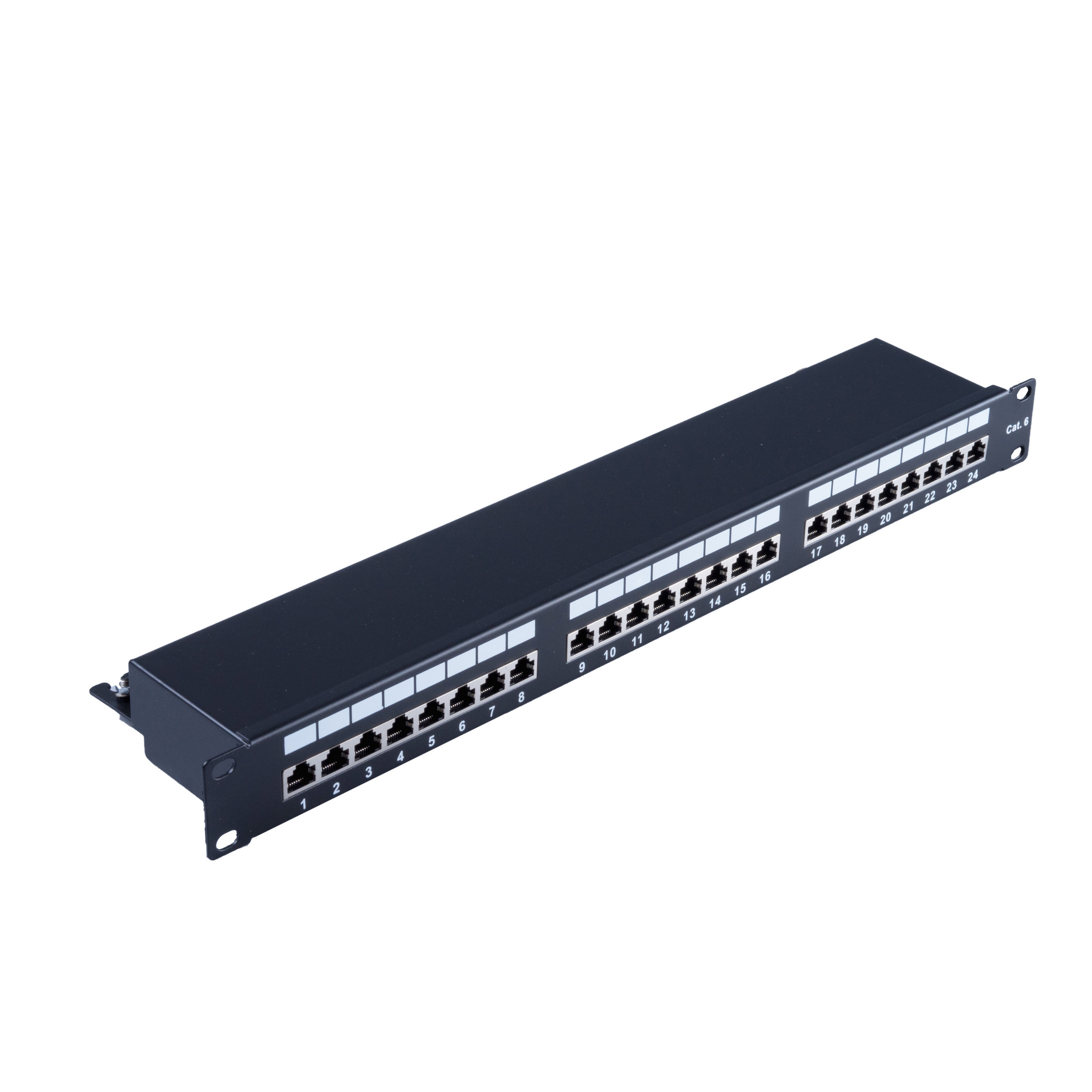Un pannello patch nero con 24 porte ethernet, sfondo bianco.