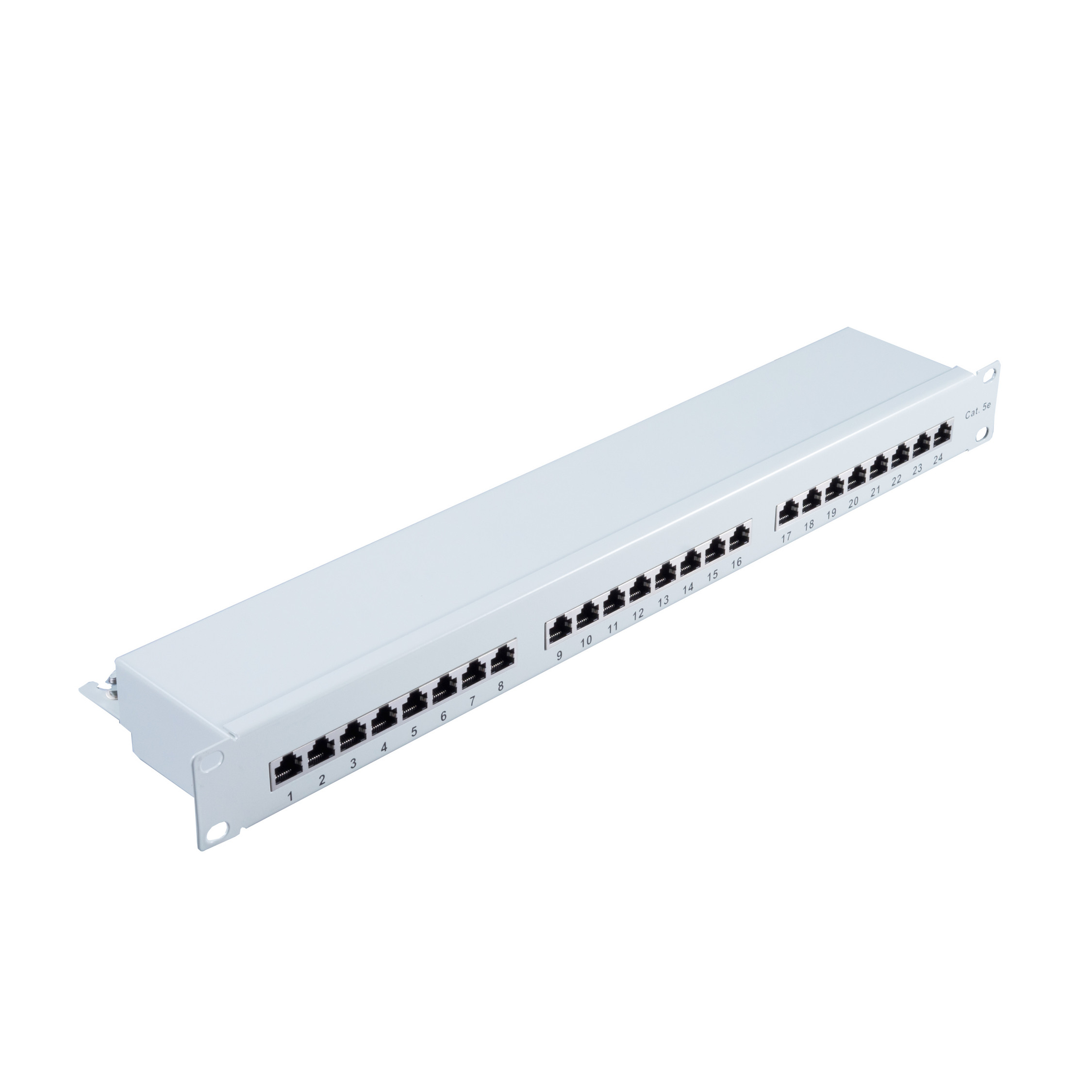 Un pannello di permutazione di rete bianco con 24 porte. Sfondo bianco.