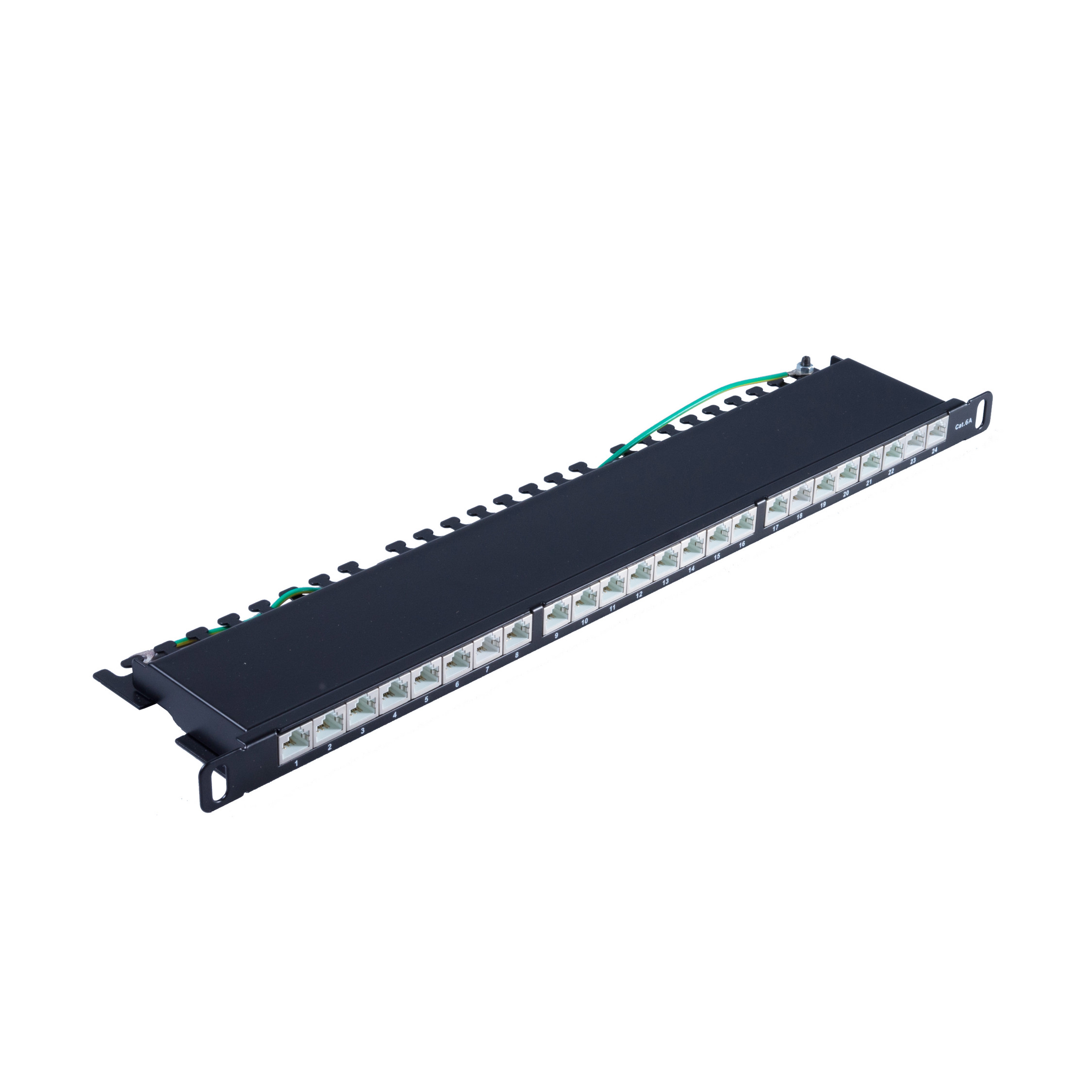 Un pannello di permutazione nero con più porte Ethernet su sfondo bianco.