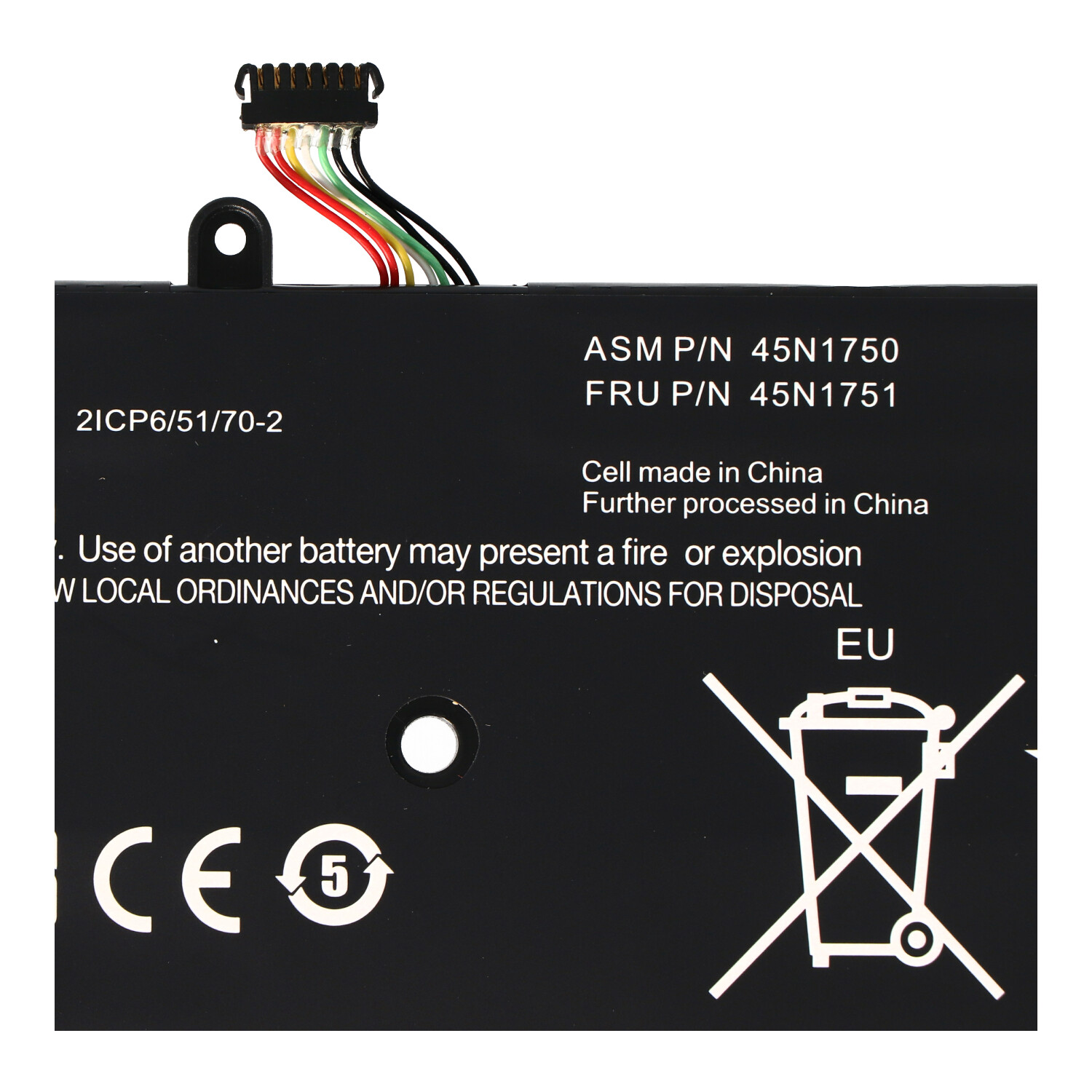 Schwarzes Batterieetikett mit Text und Symbolen. Text enthält Teilenummern und Entsorgungshinweise.
