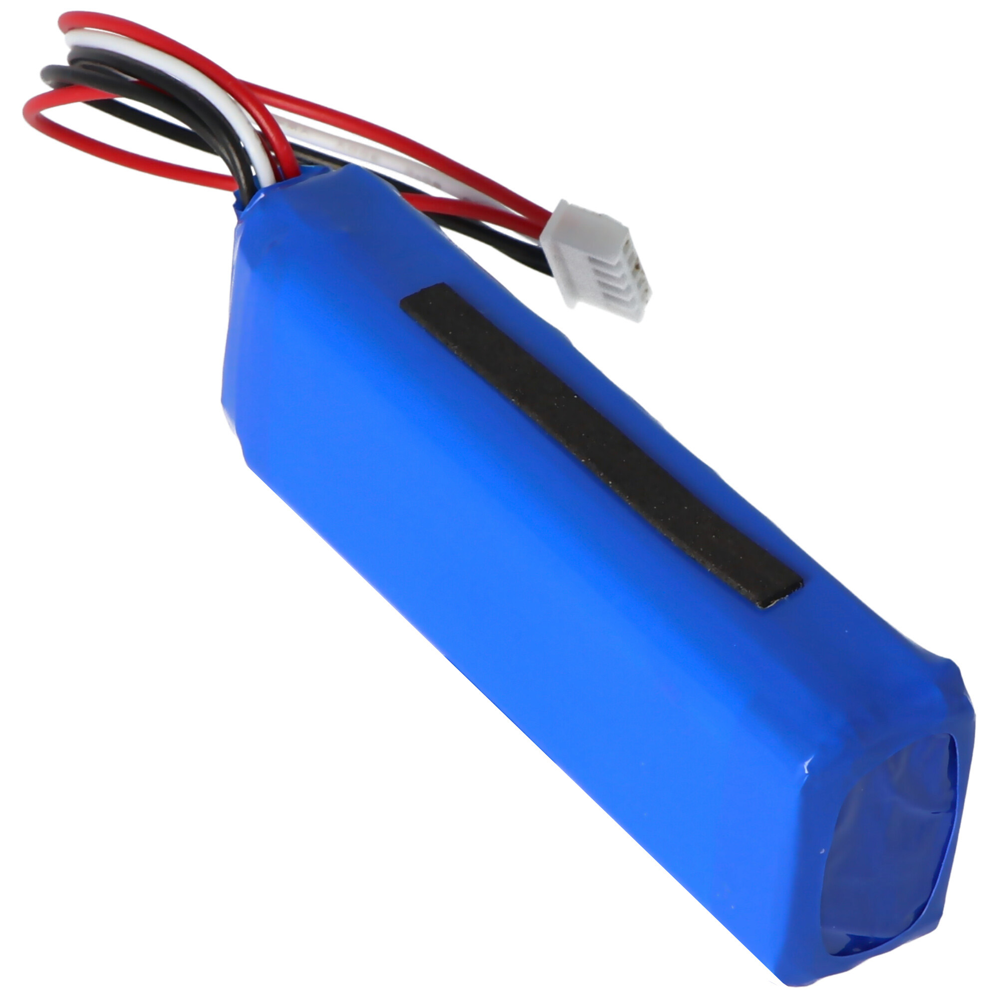 Blaues Akkupack mit Drähten, weißer Stecker, schwarzes Klebeband, weißer Hintergrund.