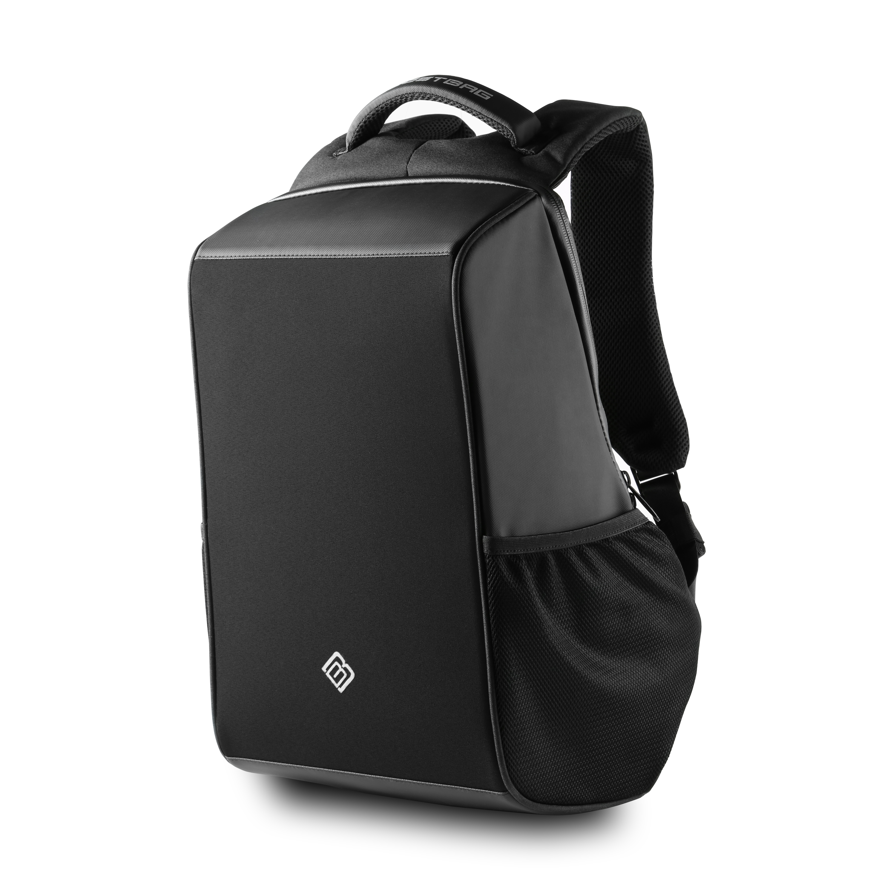 Schwarzer Rucksack mit Griff und Seitentasche. Weißer Hintergrund.