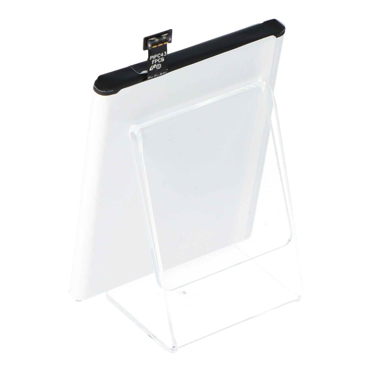 Ein weißes Gerät auf einem transparenten Ständer. Schwarze Details. Weißer Hintergrund.