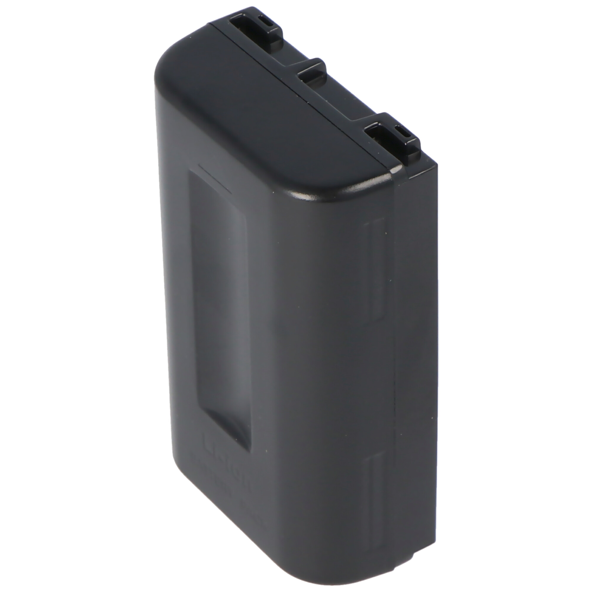Schwarze Batterie, abgewinkelt auf weißer Oberfläche. Die Oberseite ist sichtbar.
