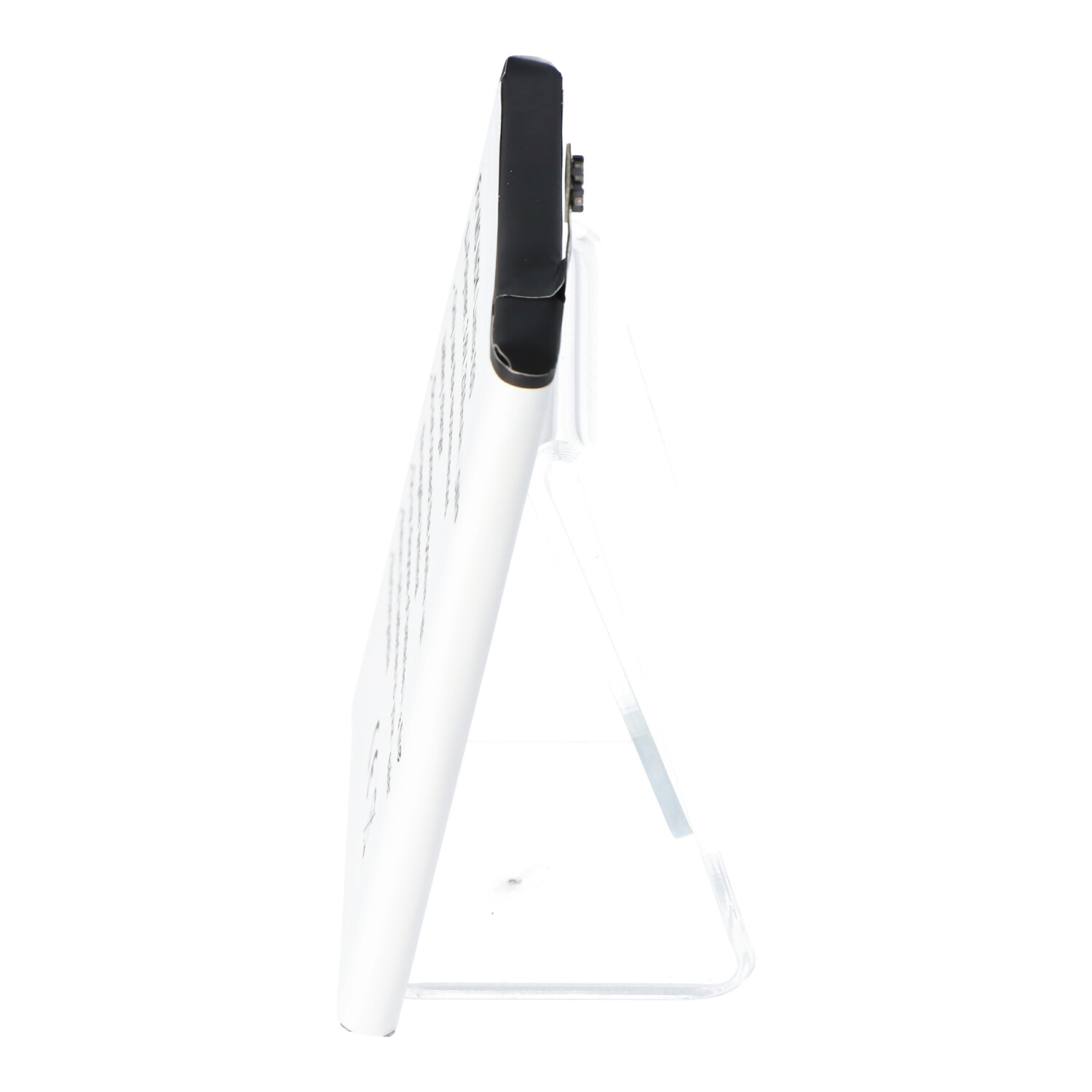 Schwarzes Telefon auf einem transparenten Ständer. Das Telefon hat einen Bildschirm mit Text. Es ist vor weißem Hintergrund.