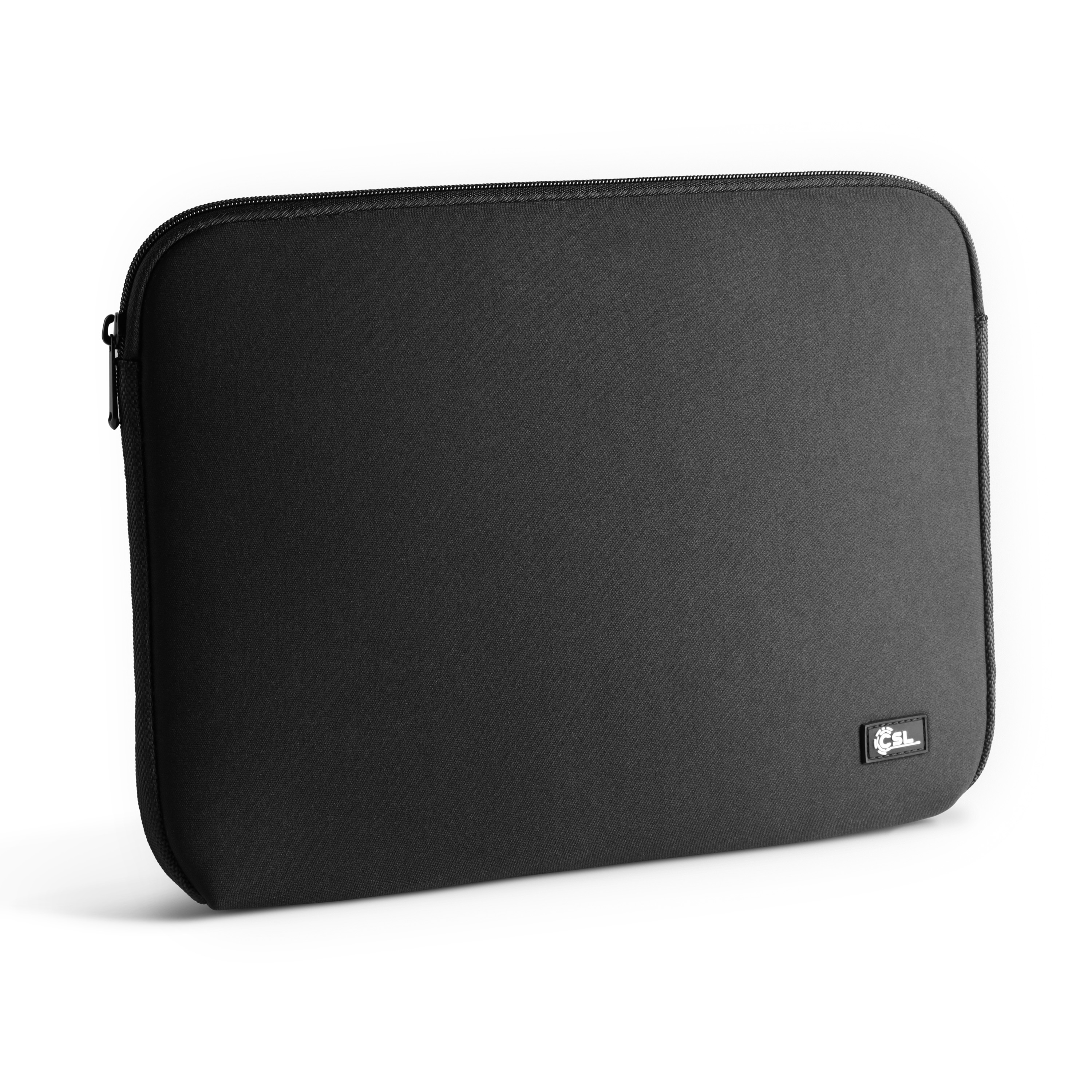 Schwarze Laptop-Hülle mit Reißverschluss und kleinem Logo auf weißem Hintergrund.