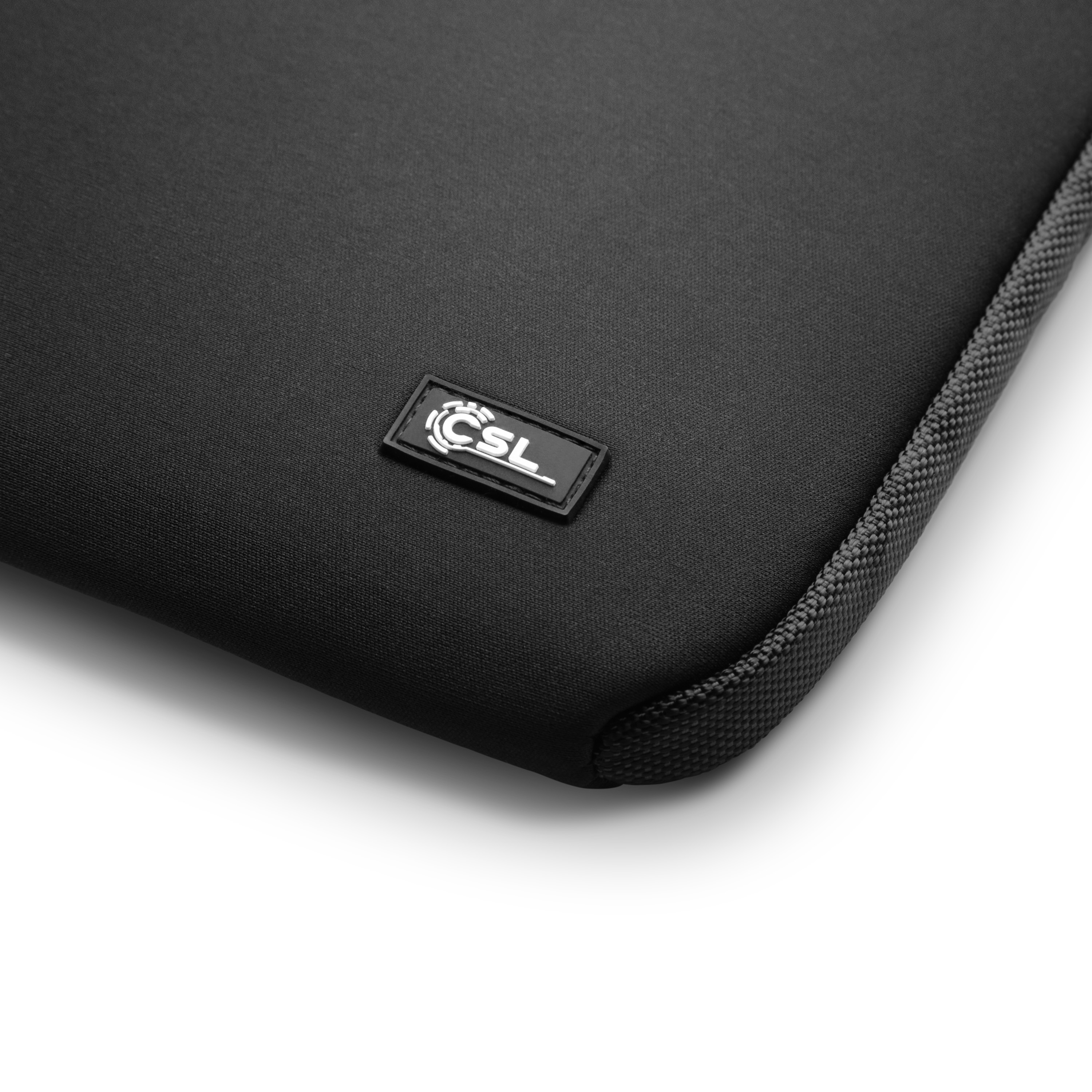 Schwarze Laptoptasche mit Logo in der Ecke. Weißer Hintergrund.